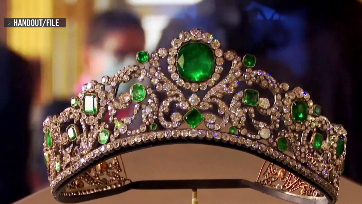 Thieves stage daring daytime jewel heist at Louvre