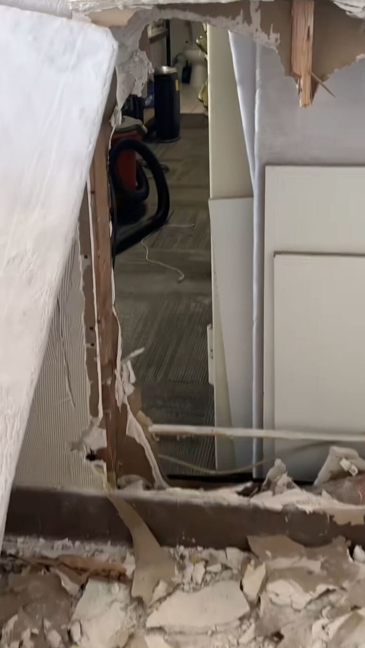 Burglars tunnel through California jewelry store wall