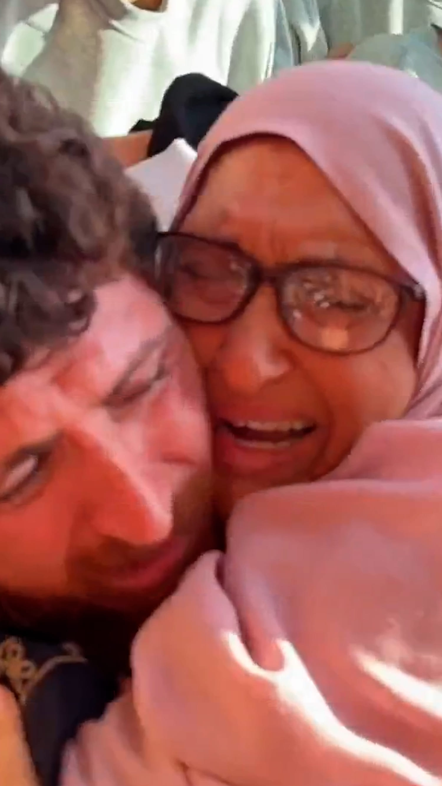 Palestinian prisoners return home