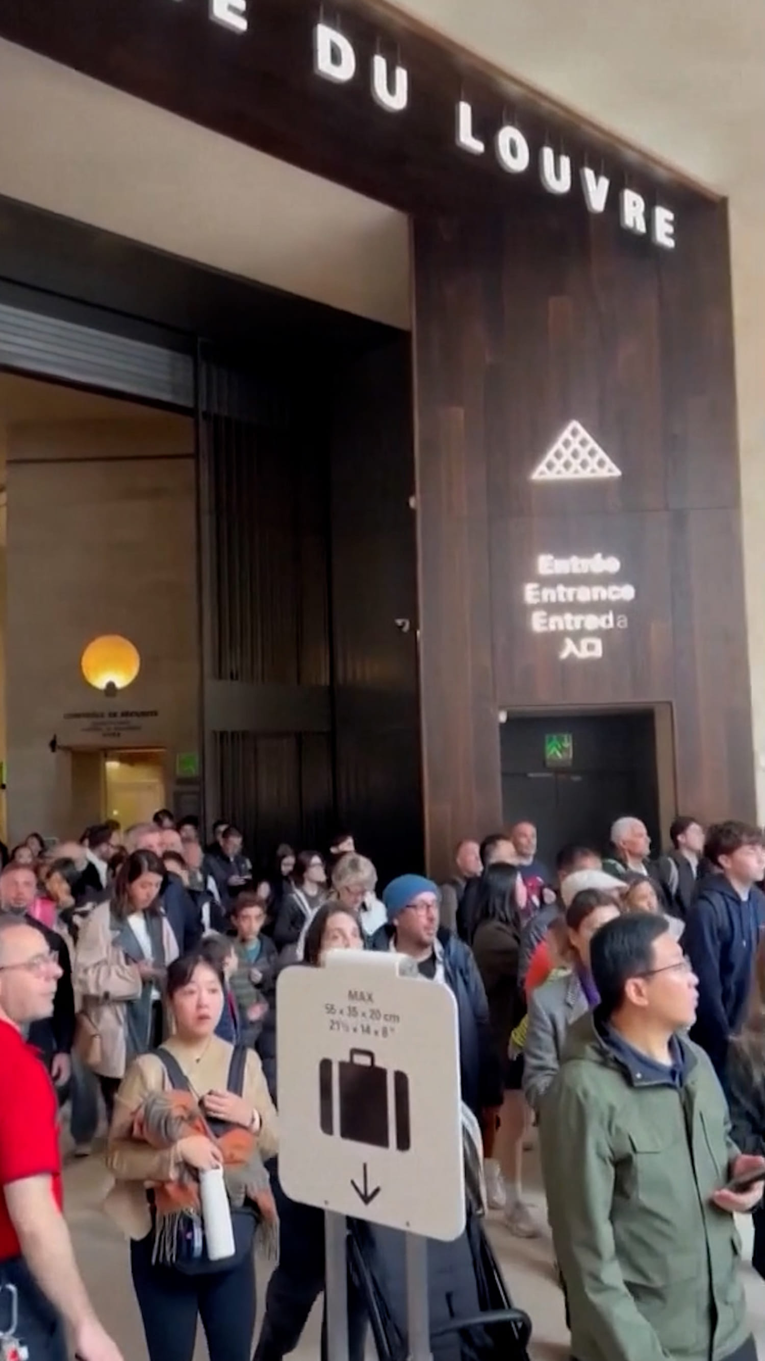 Tourists evacuated from the Louvre after robbery