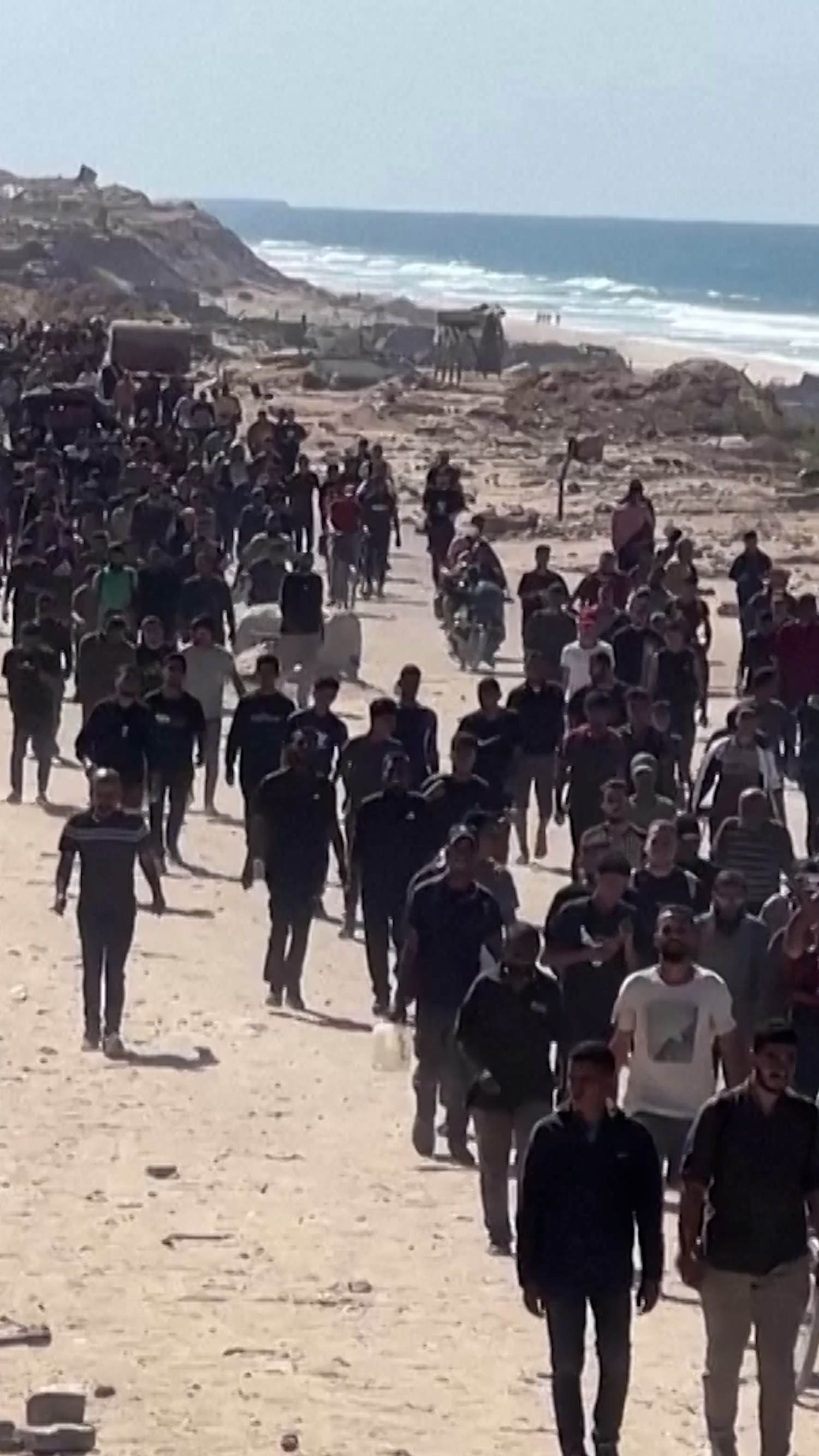 Palestinians arrive in Gaza City as ceasefire continues