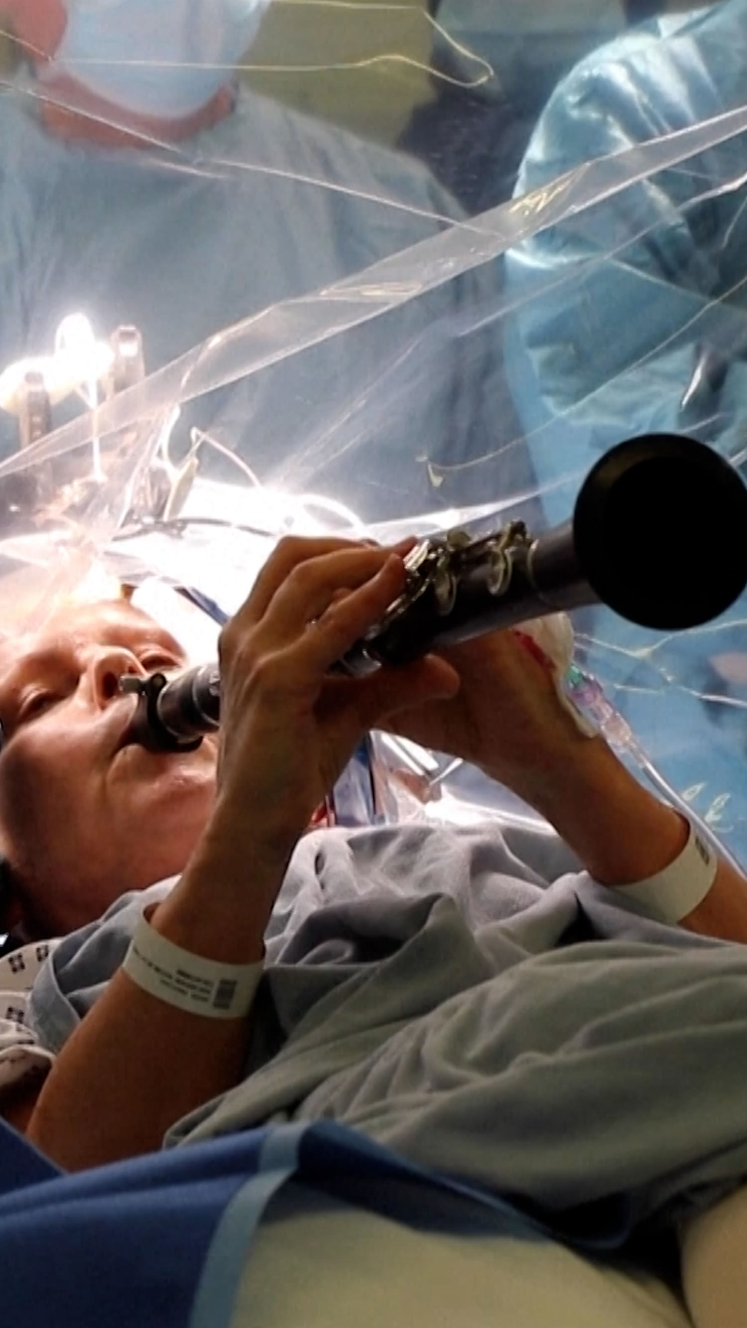 Parkinson’s patient plays clarinet during brain surgery