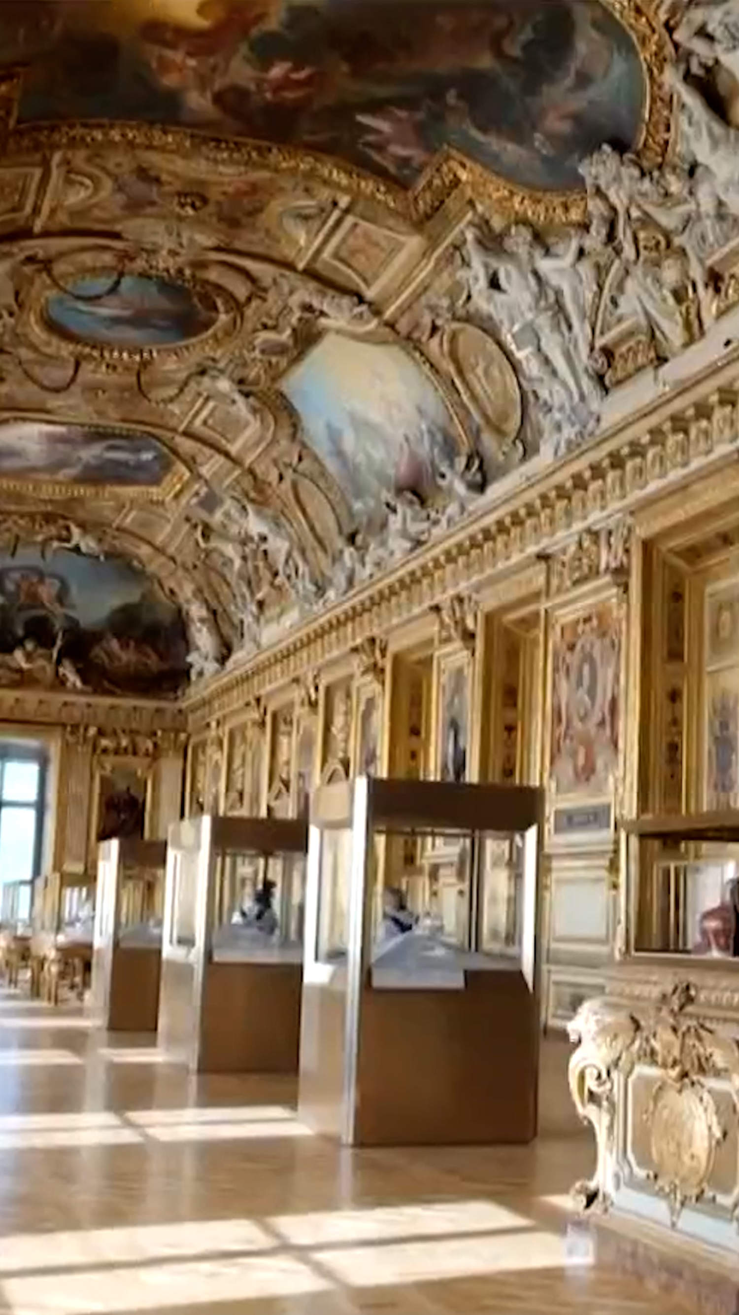 American tourists in Paris react to Louvre heist