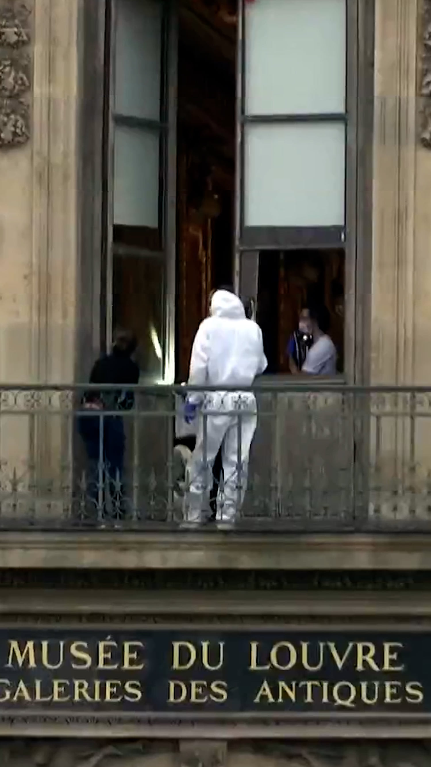 Louvre robbers swipe jewels once worn by French royalty