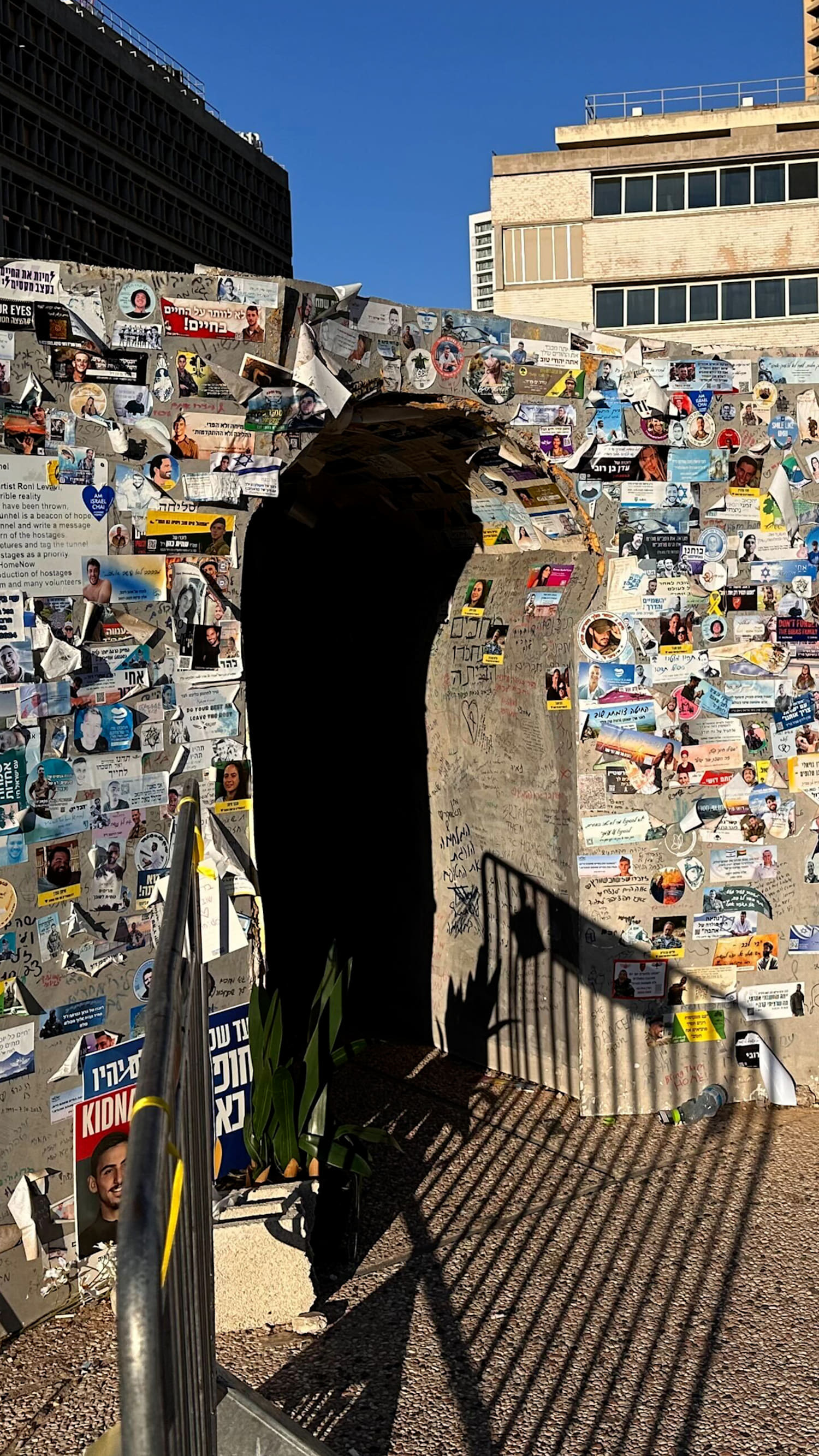 Art installation simulates Israeli hostage experience