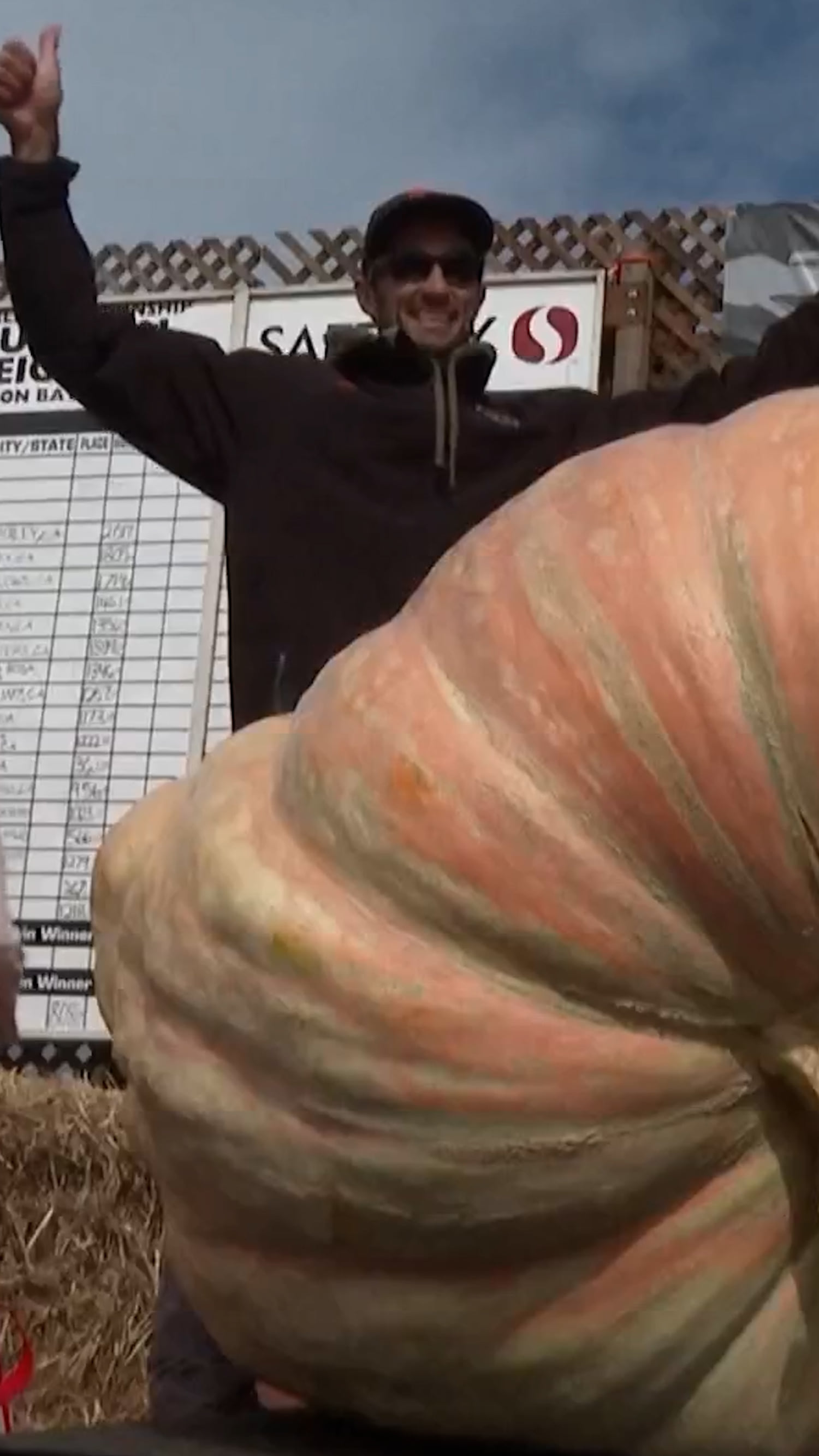 2,300-pound pumpkin wins first prize in California