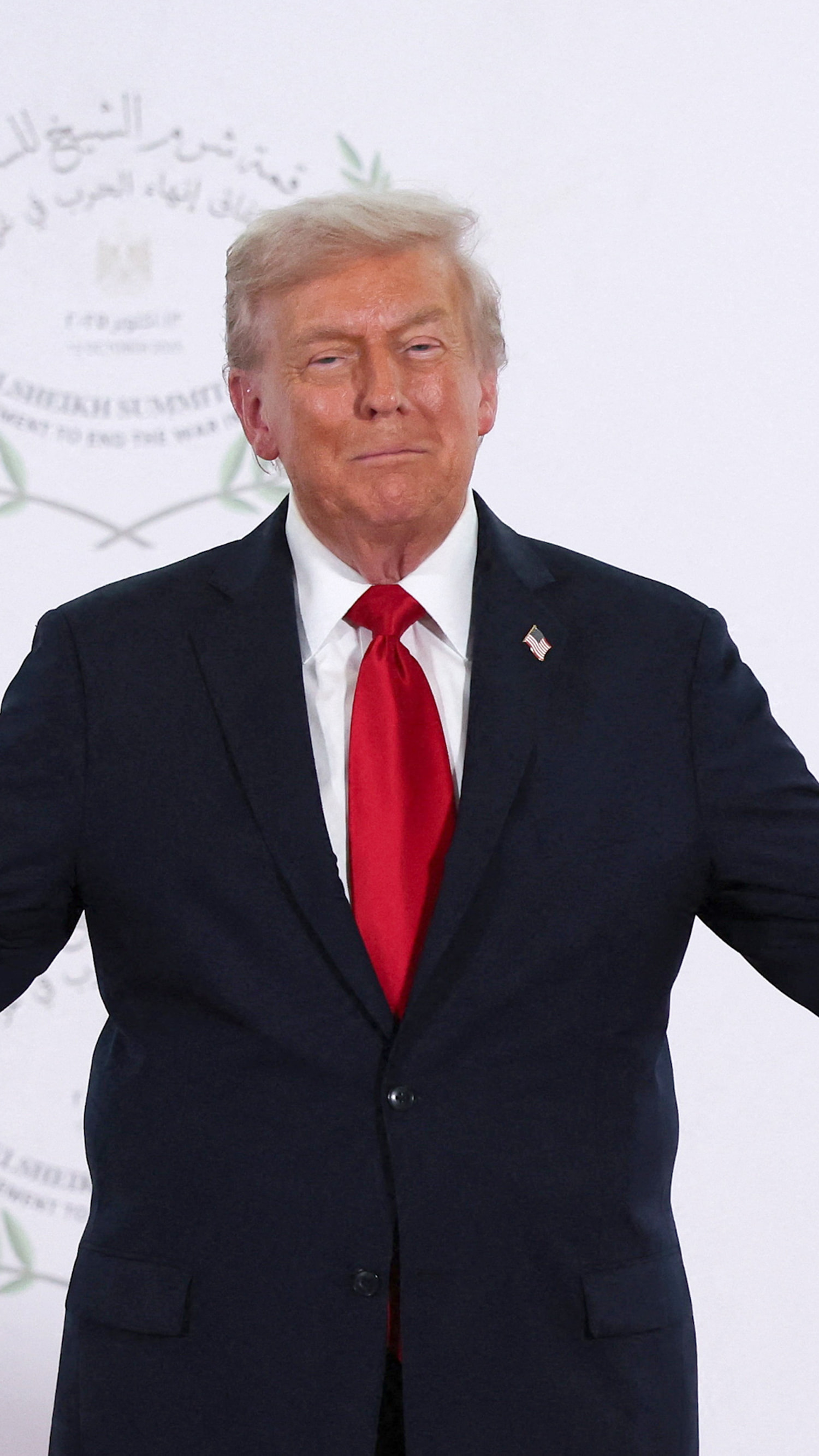 World leaders surround Trump at Egypt peace summit