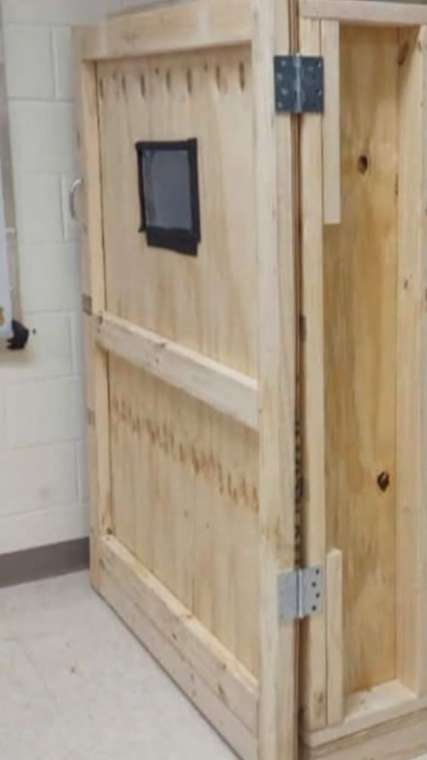 N.Y. school under fire over alleged punishment box