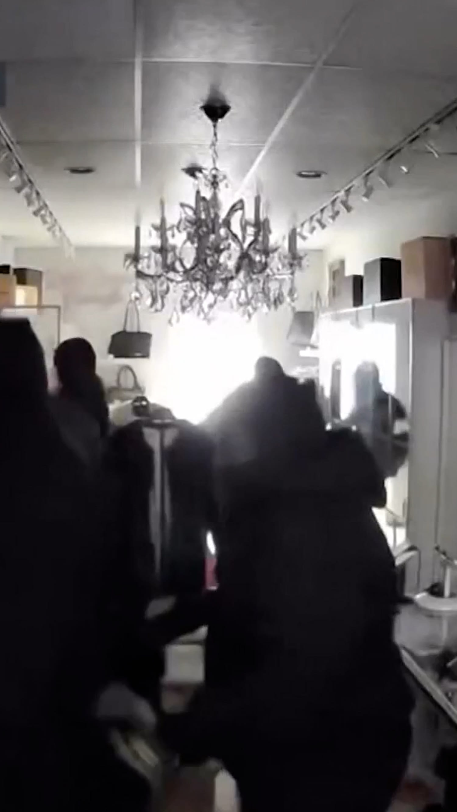 Masked suspects clear out Chicago shop in 2-minute heist