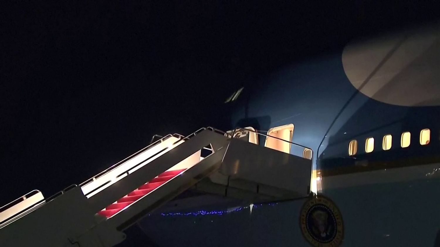 Air Force One turns around after ‘minor electrical issue’ identified on plane