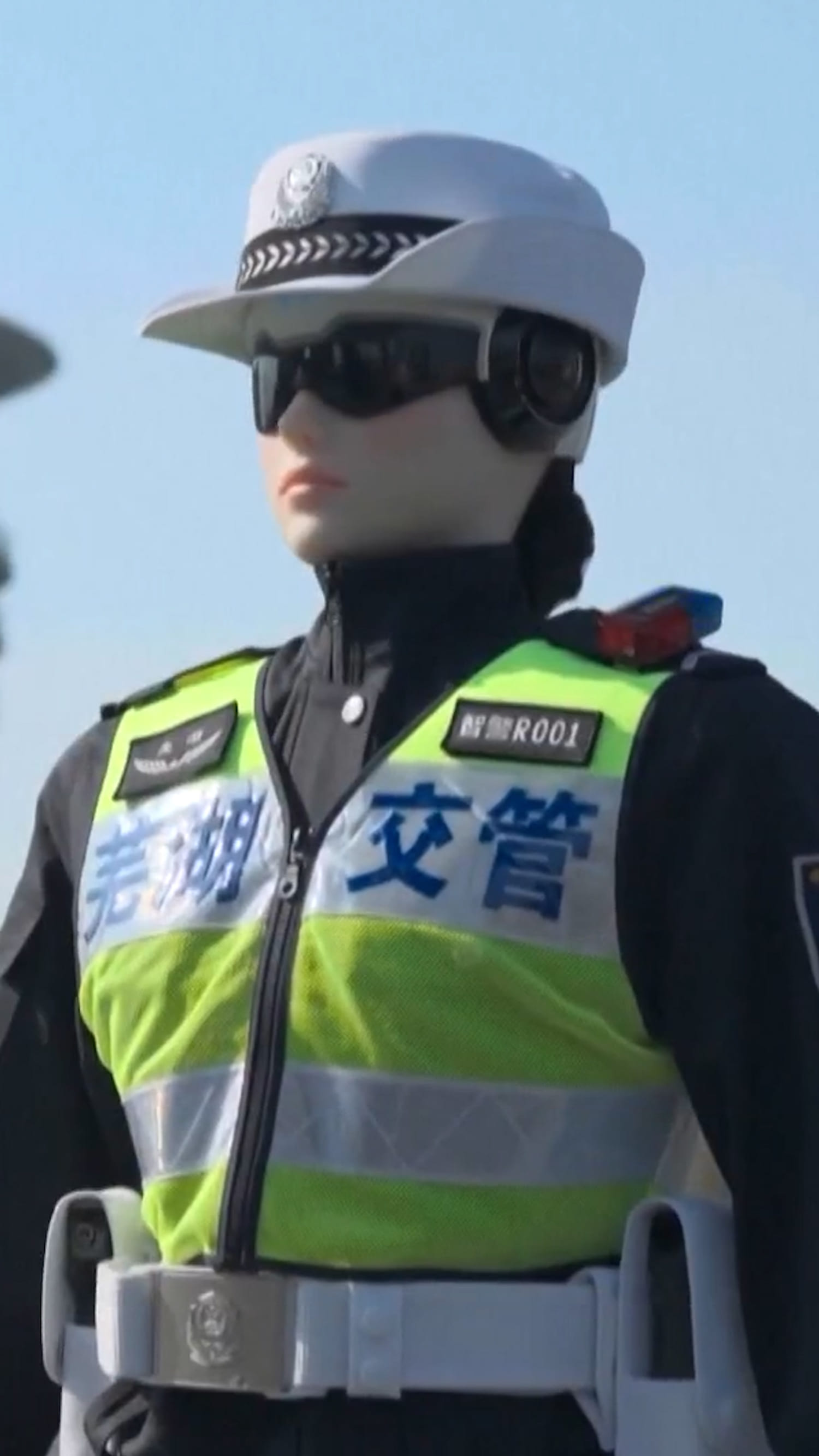 China rolls out robo-cops to push robots in daily life
