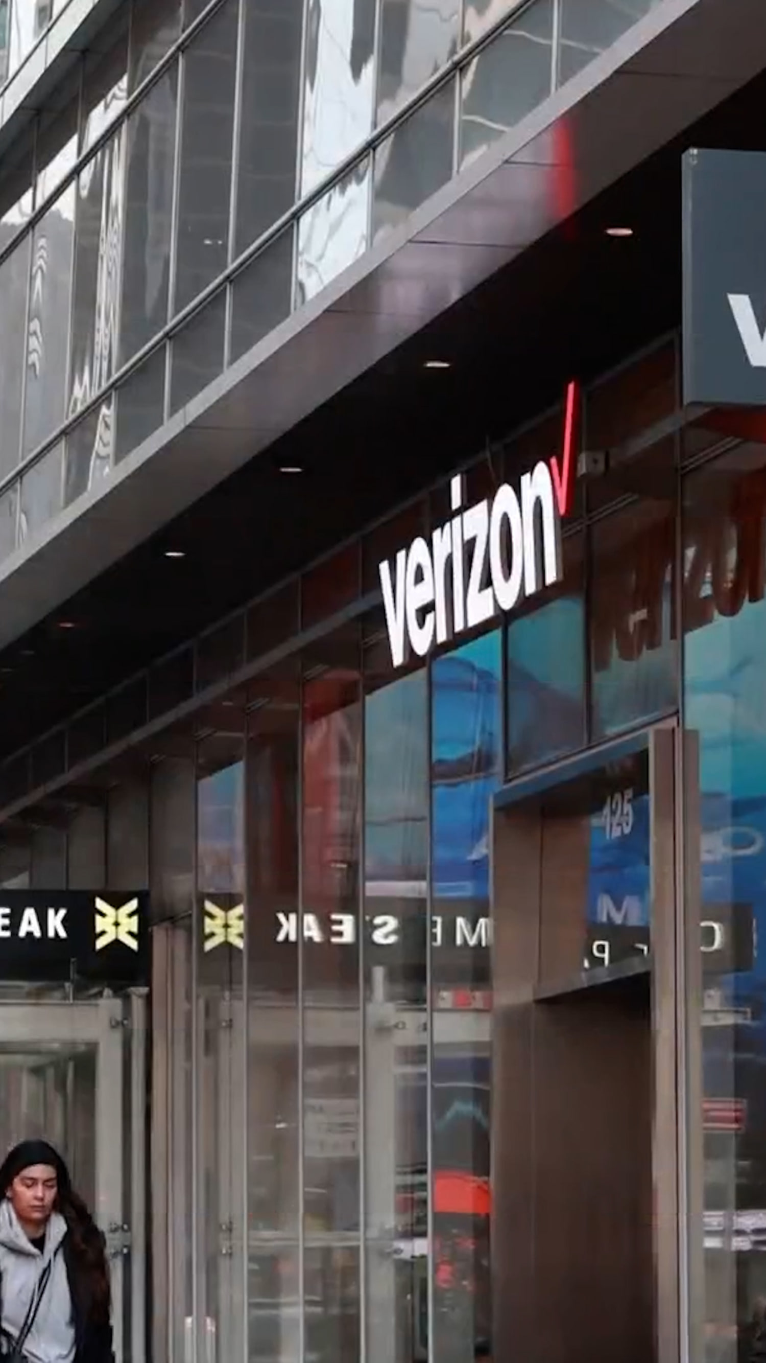 Verizon offers $20 credit to customers hit by outage