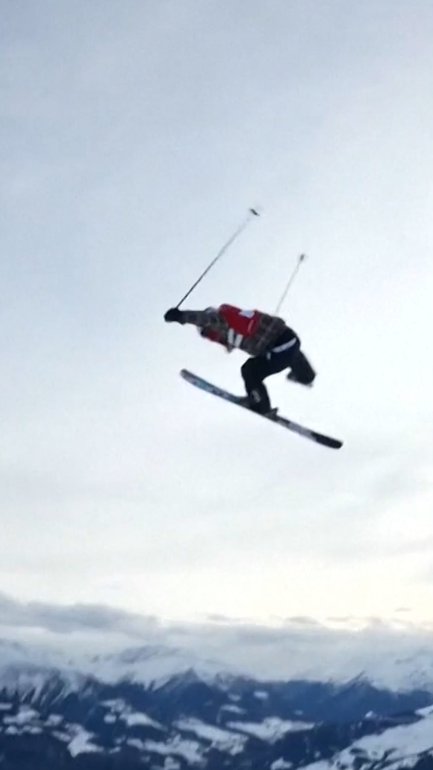 Freeskier loses ski mid-air but sticks the landing