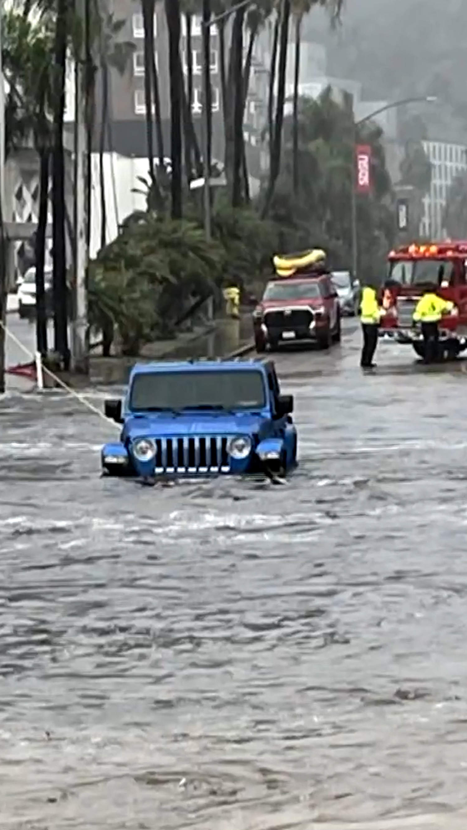 Snowstorms and floods hit the U.S. to start the new year