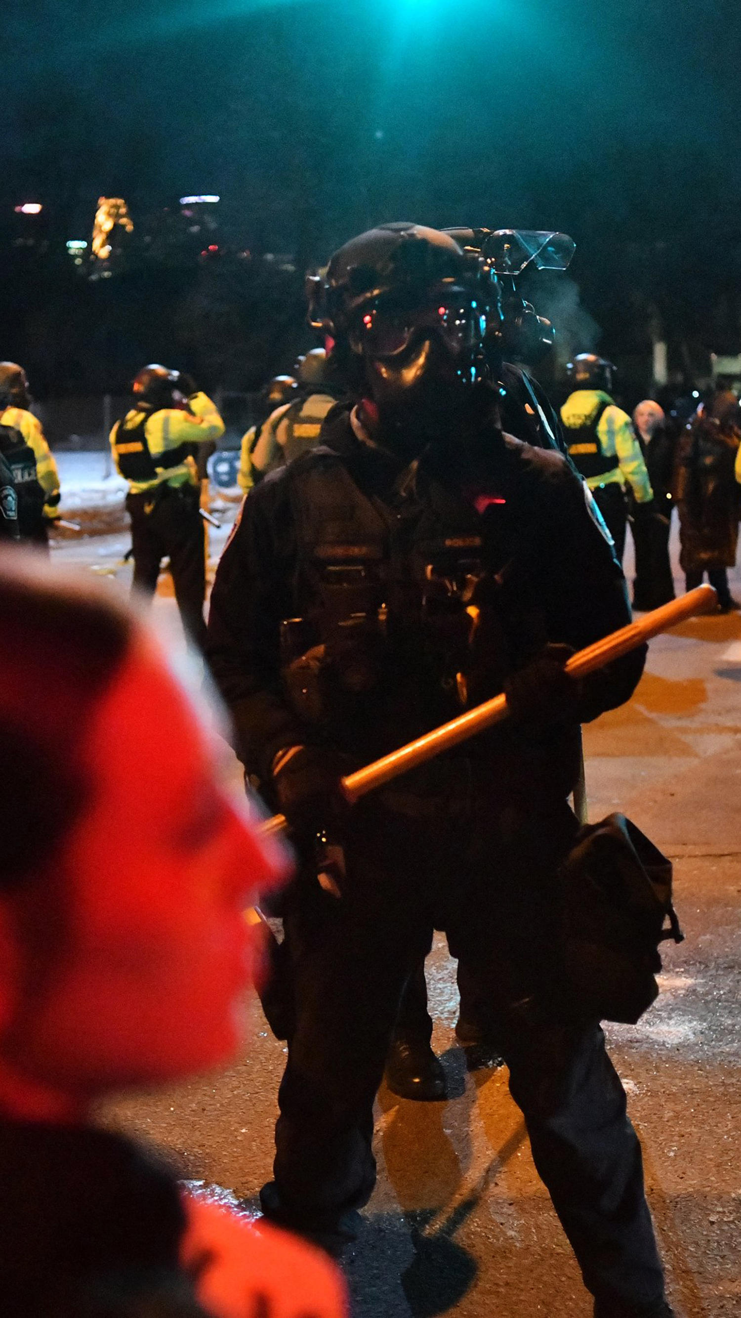 Federal officers and protestors clash in Minneapolis
