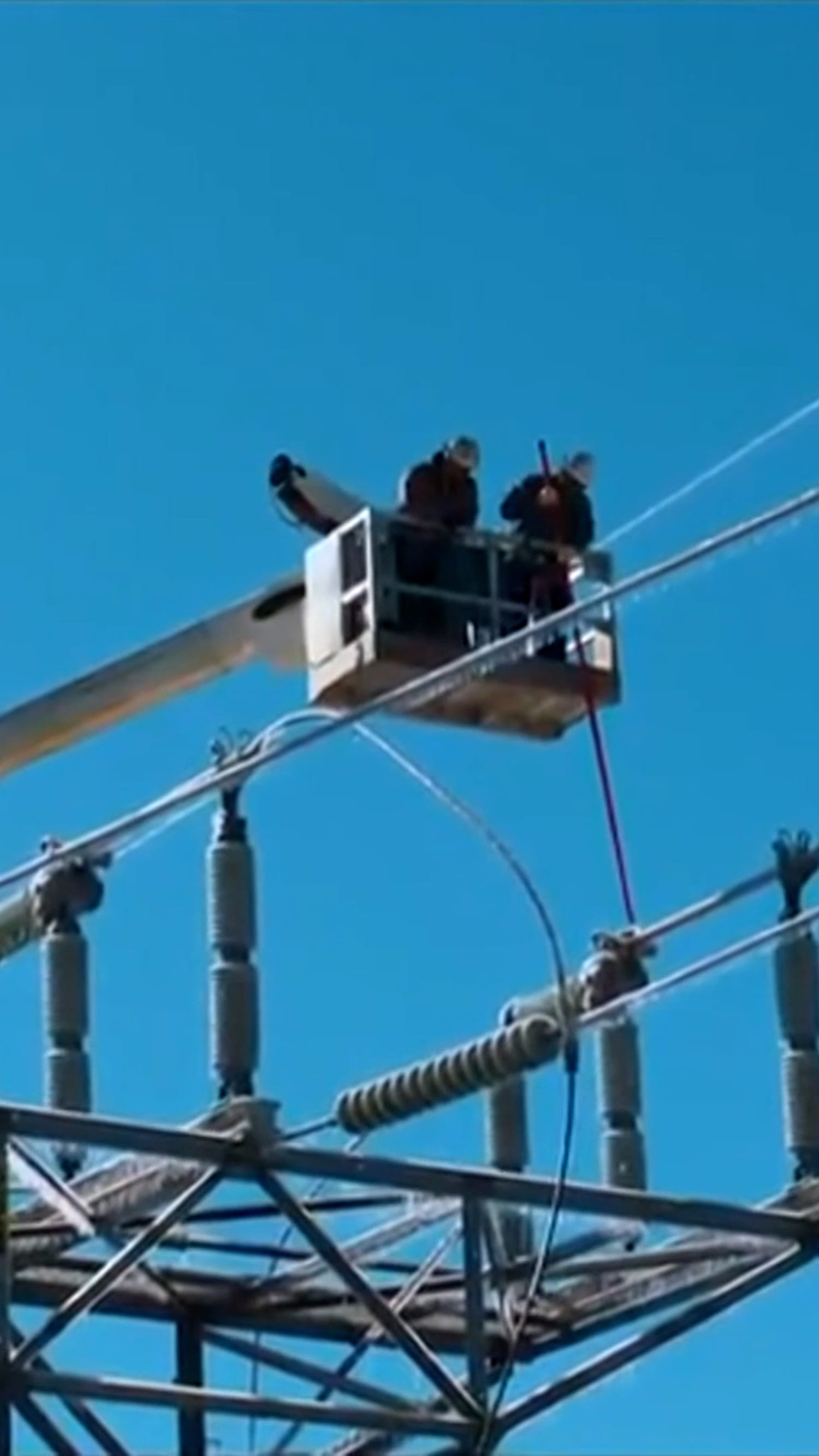 Hundreds remain without power in freezing South