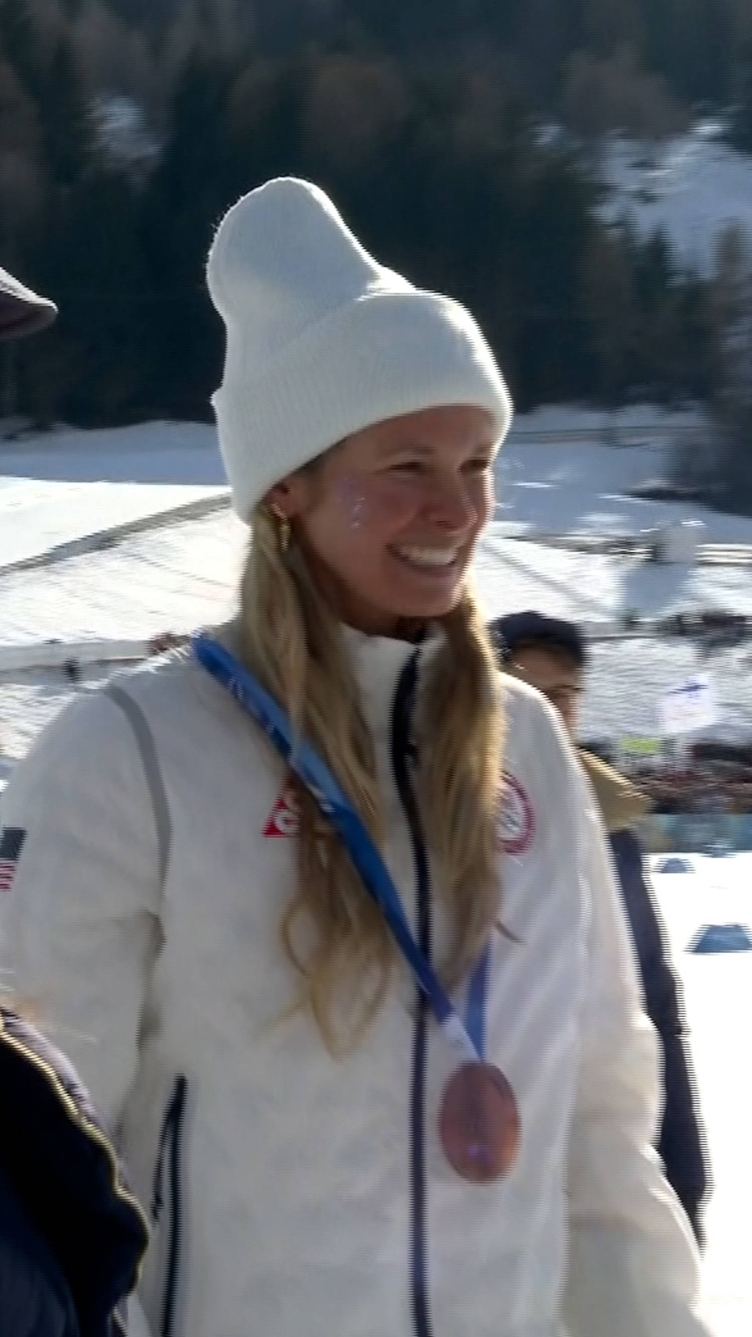 Jessie Diggins fights bruised ribs to claim bronze