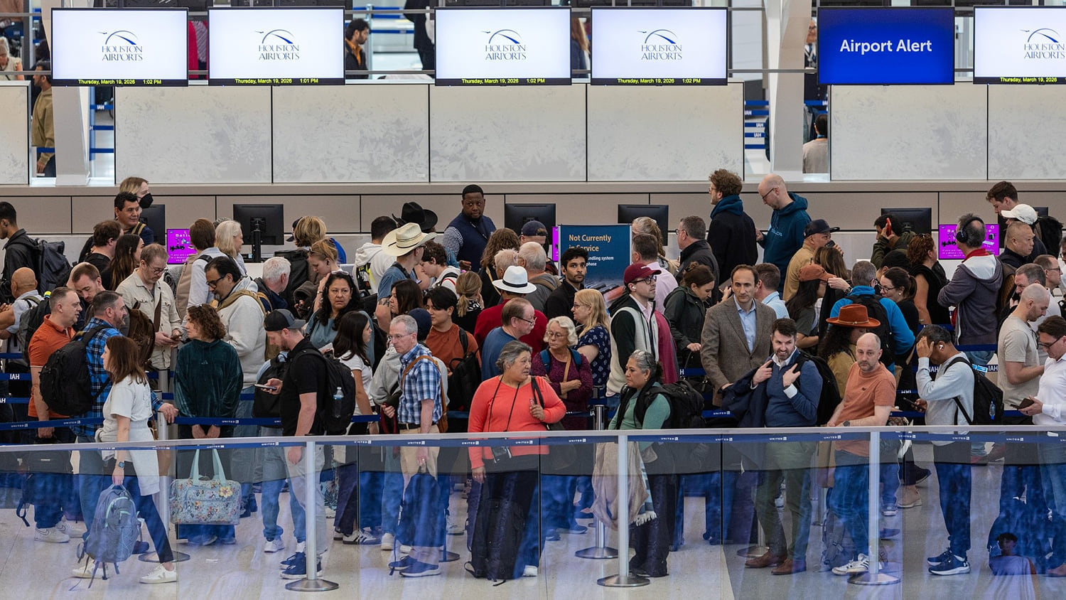 Crowds Pile Up At Us Airports As Tsa Agents Go Without Pay