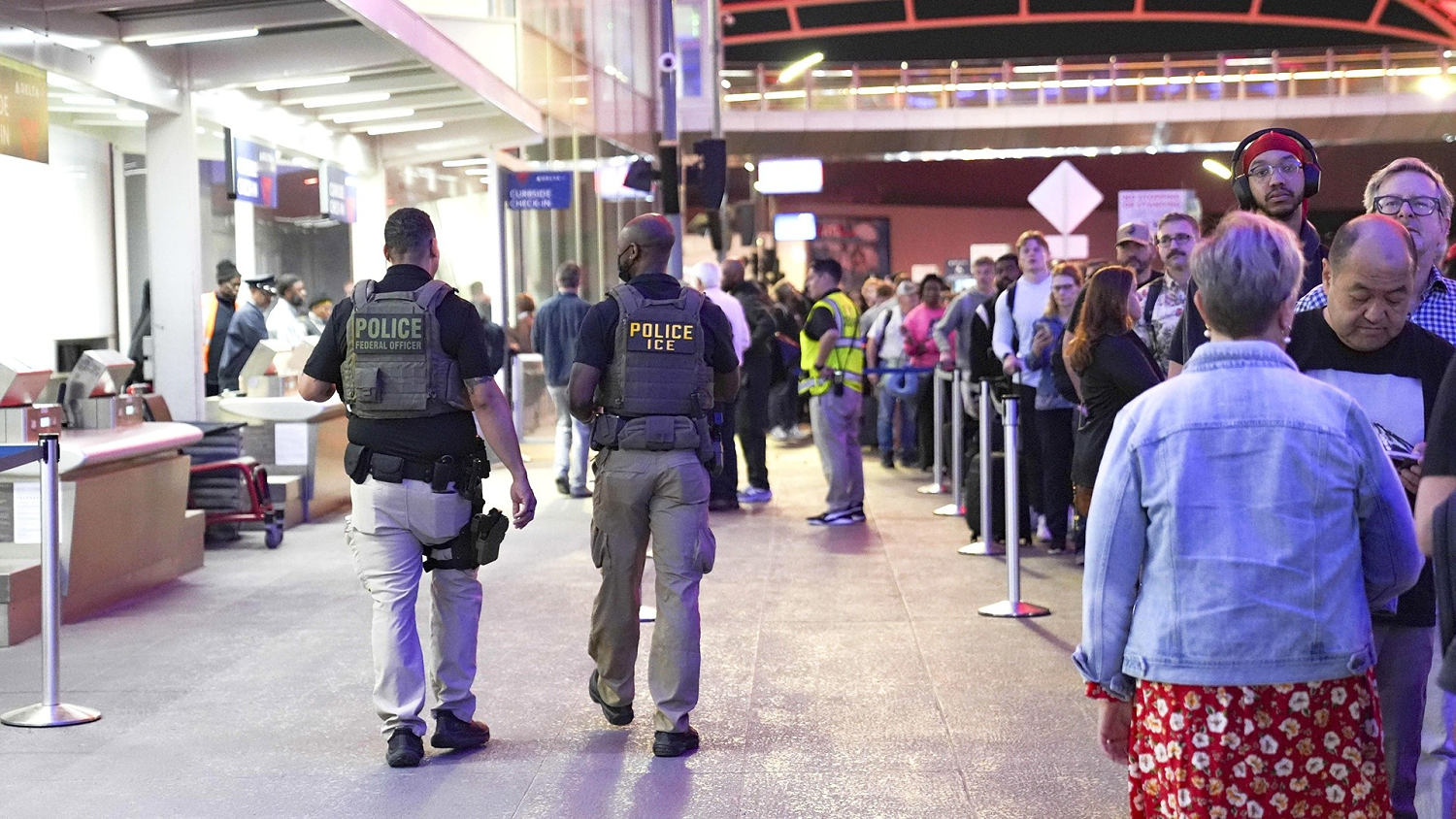 ICE Deployed to US Airports Amid Hours-Long TSA Lines