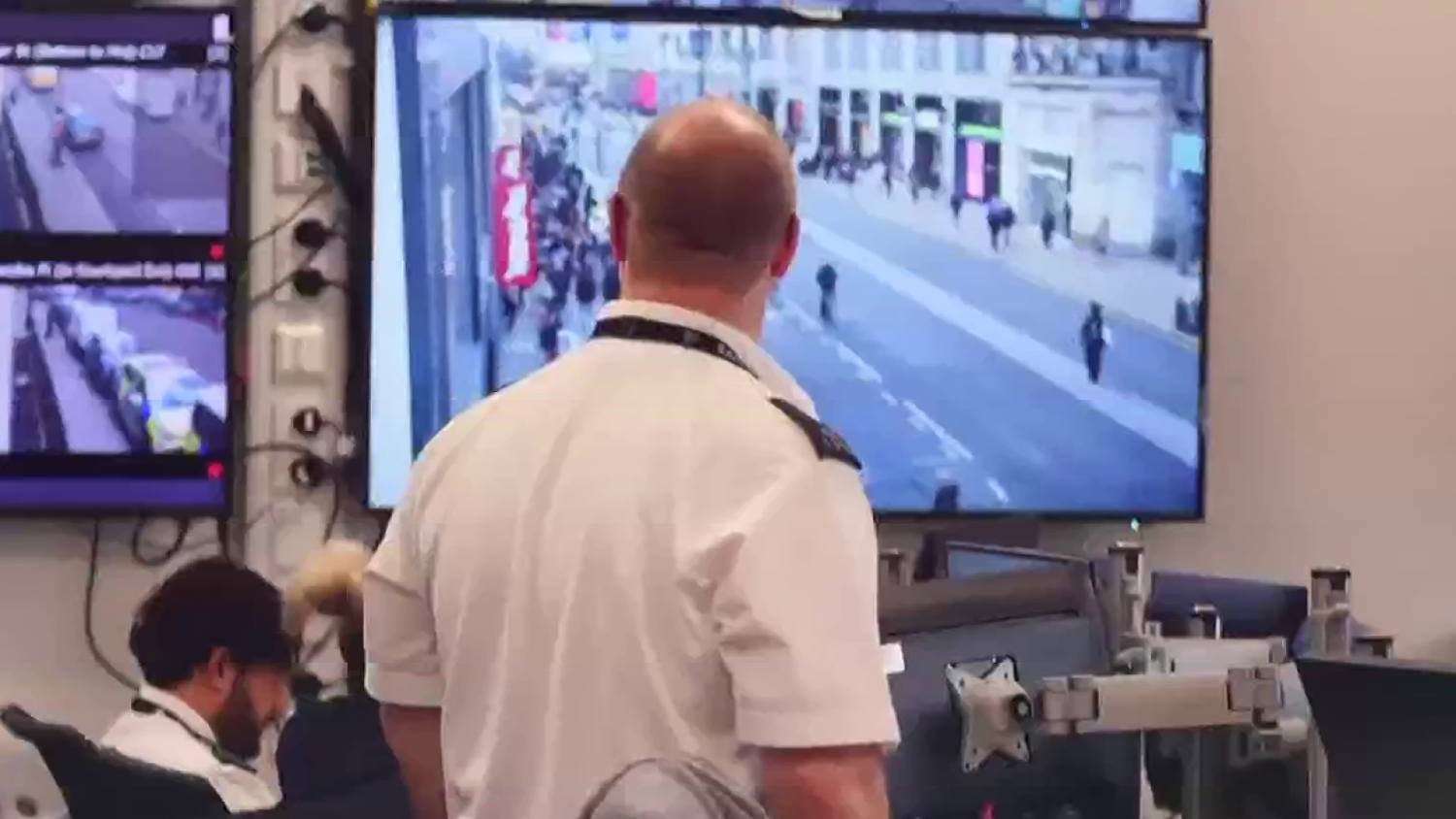 Police target London phone-snatching gangs