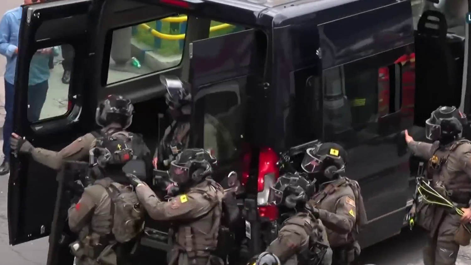 Manhunt underway after bank heist in Italy holds 25 people hostage