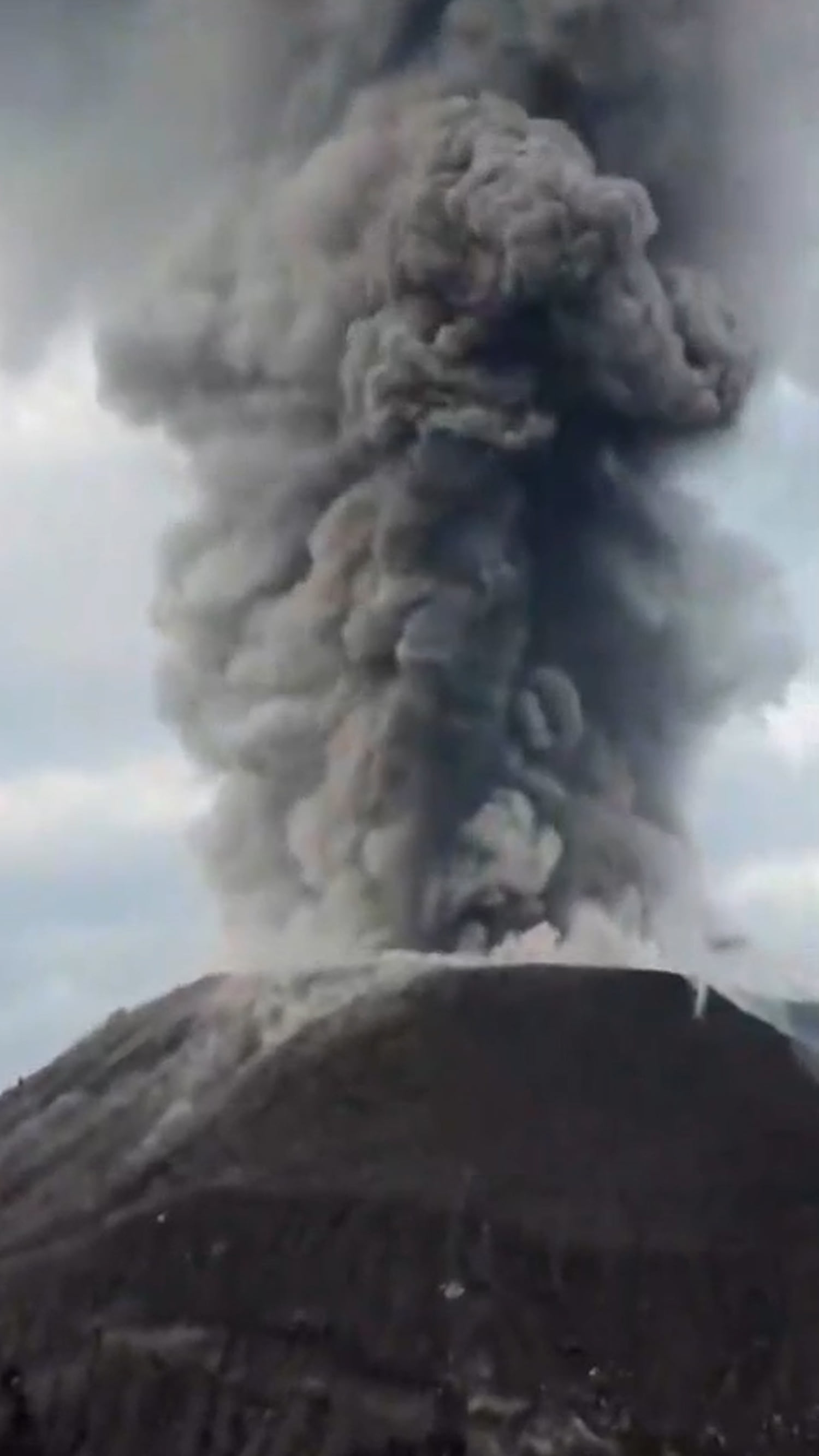 Tourists scramble as Guatemala volcano erupts