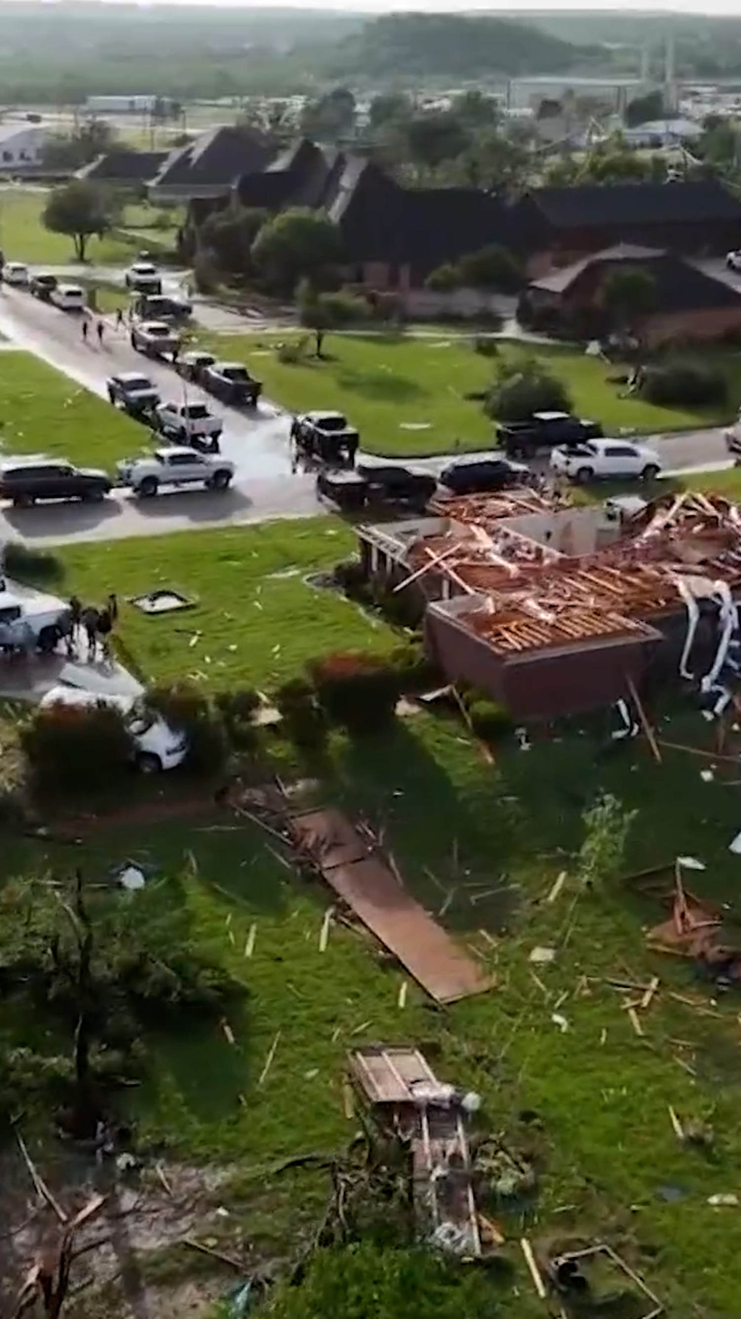 Texas tornado levels homes and injures five people
