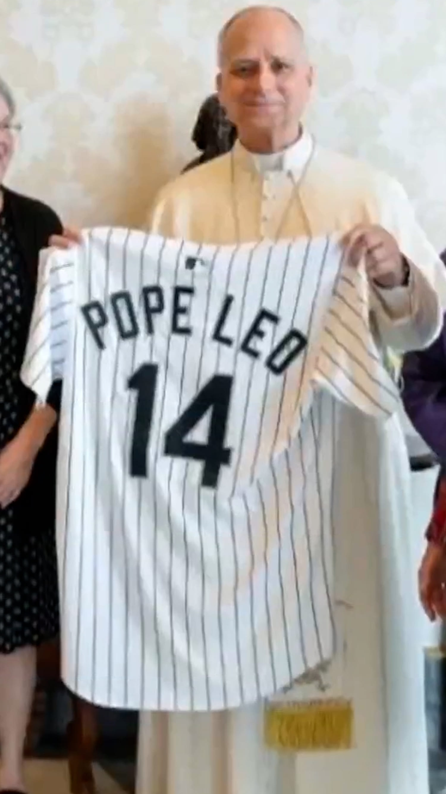 Chicago nun gifts Pope Leo a White Sox jersey
