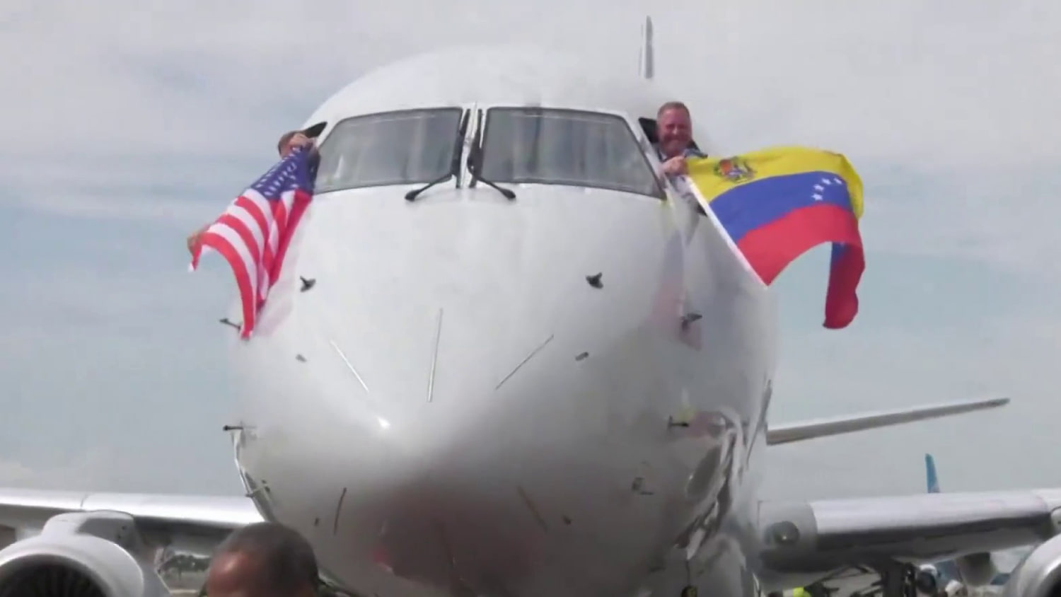 First U.S. flight to Venezuela in 7 years lands in Caracas
