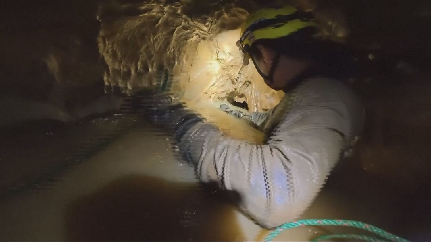5 people stuck in Laos cave found alive, 2 still missing