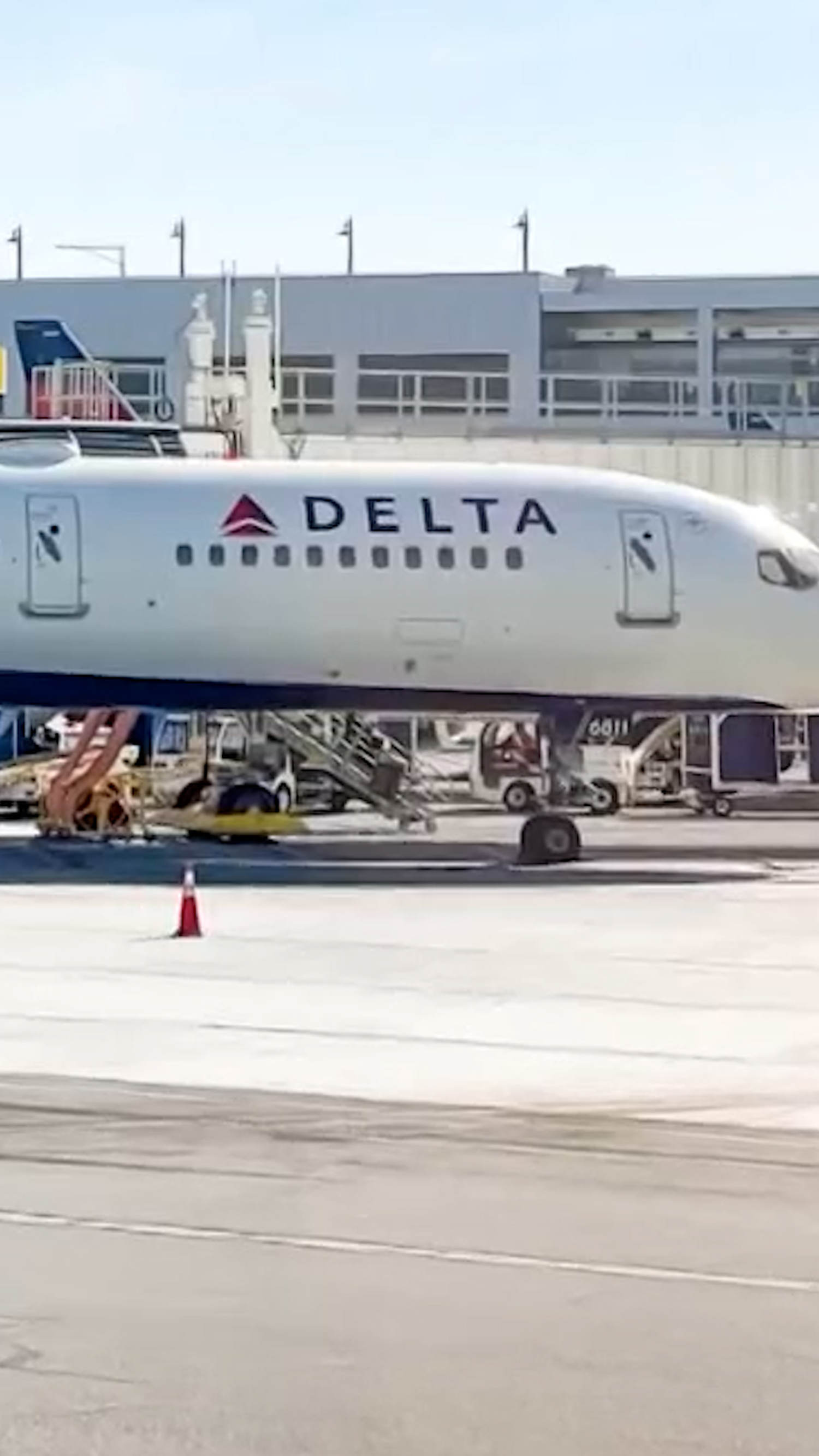 Delta to drop short-haul food and beverage service
