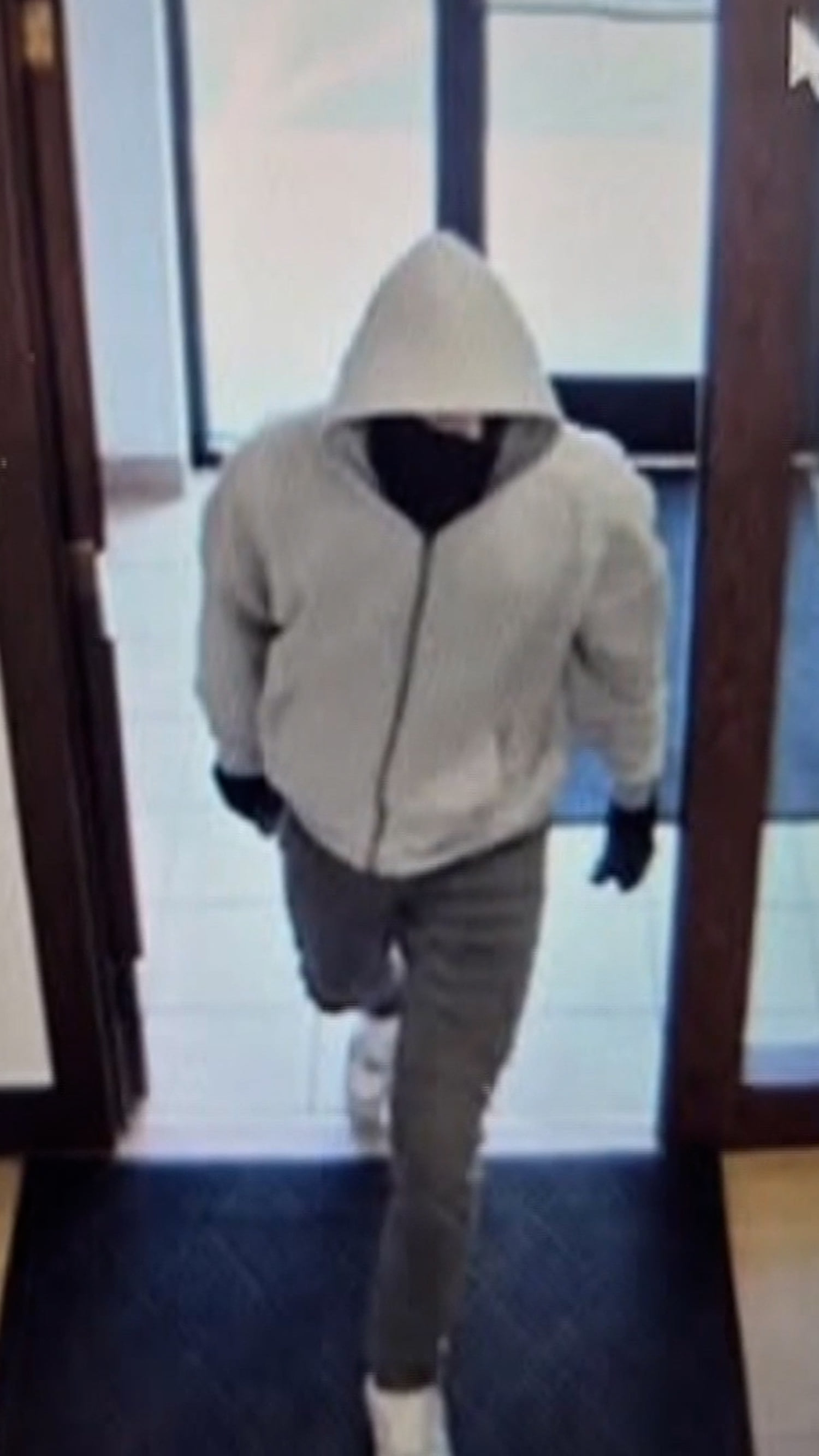 Search underway for Kentucky bank robbery suspect