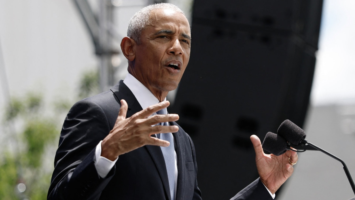 Obama encourages people to not give in to despair in current political climate
