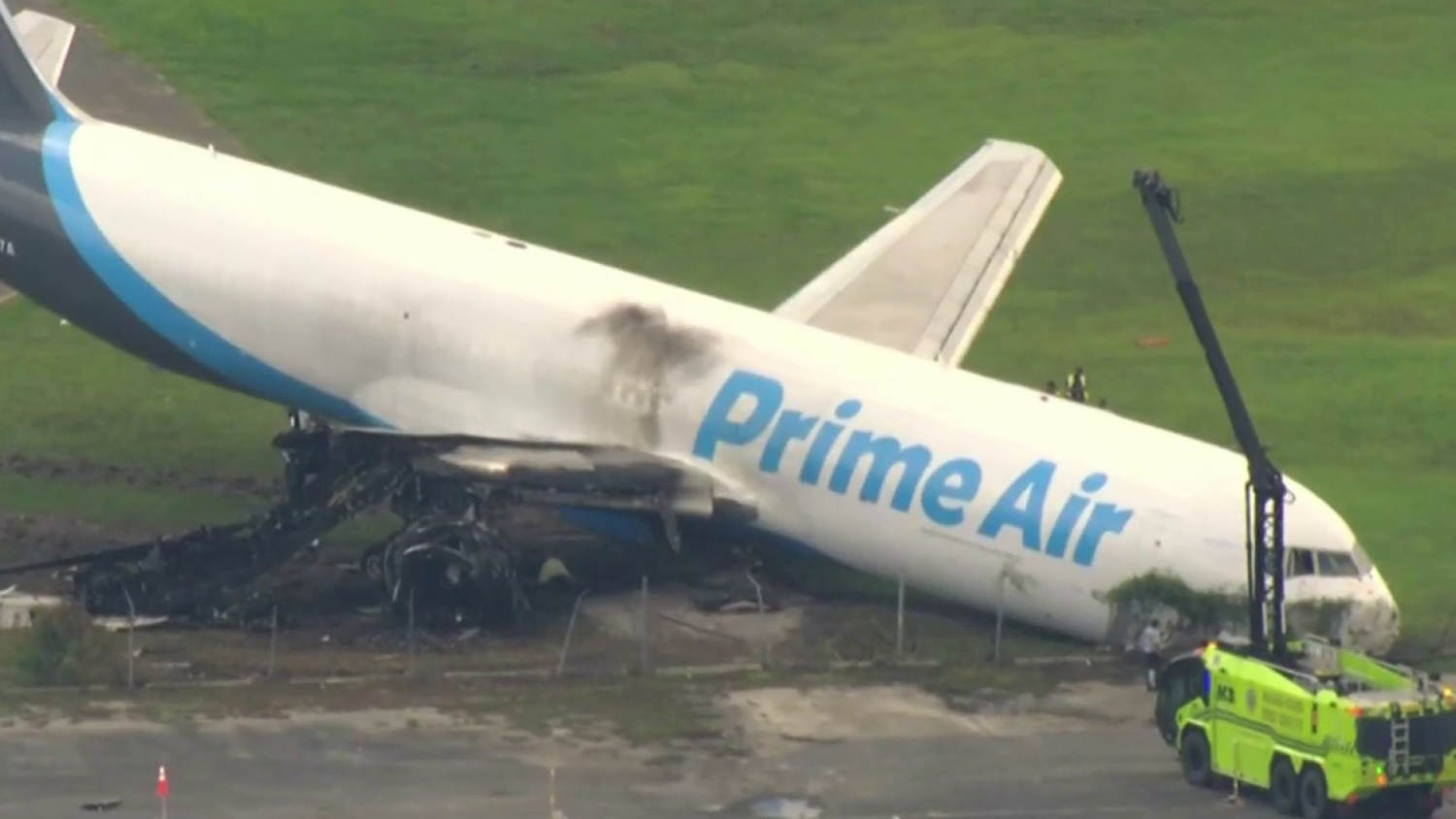 Cargo Plane Overruns Runway and Hits Vehicles in Miami, Leaving Five Dead