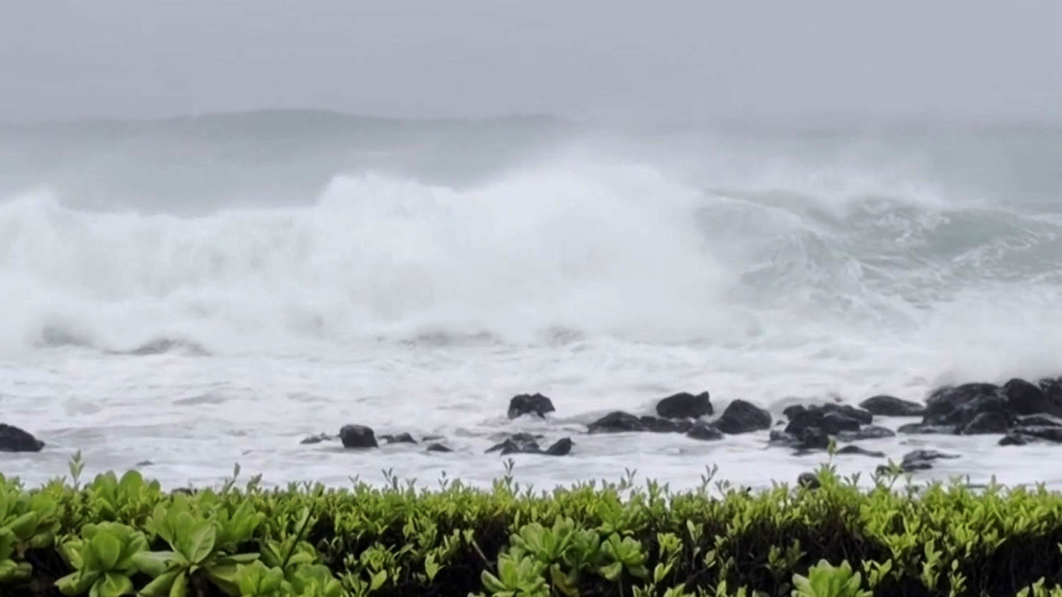 Hurricane Lowell Pounds Hawaii as Storms Fuel Travel Delays