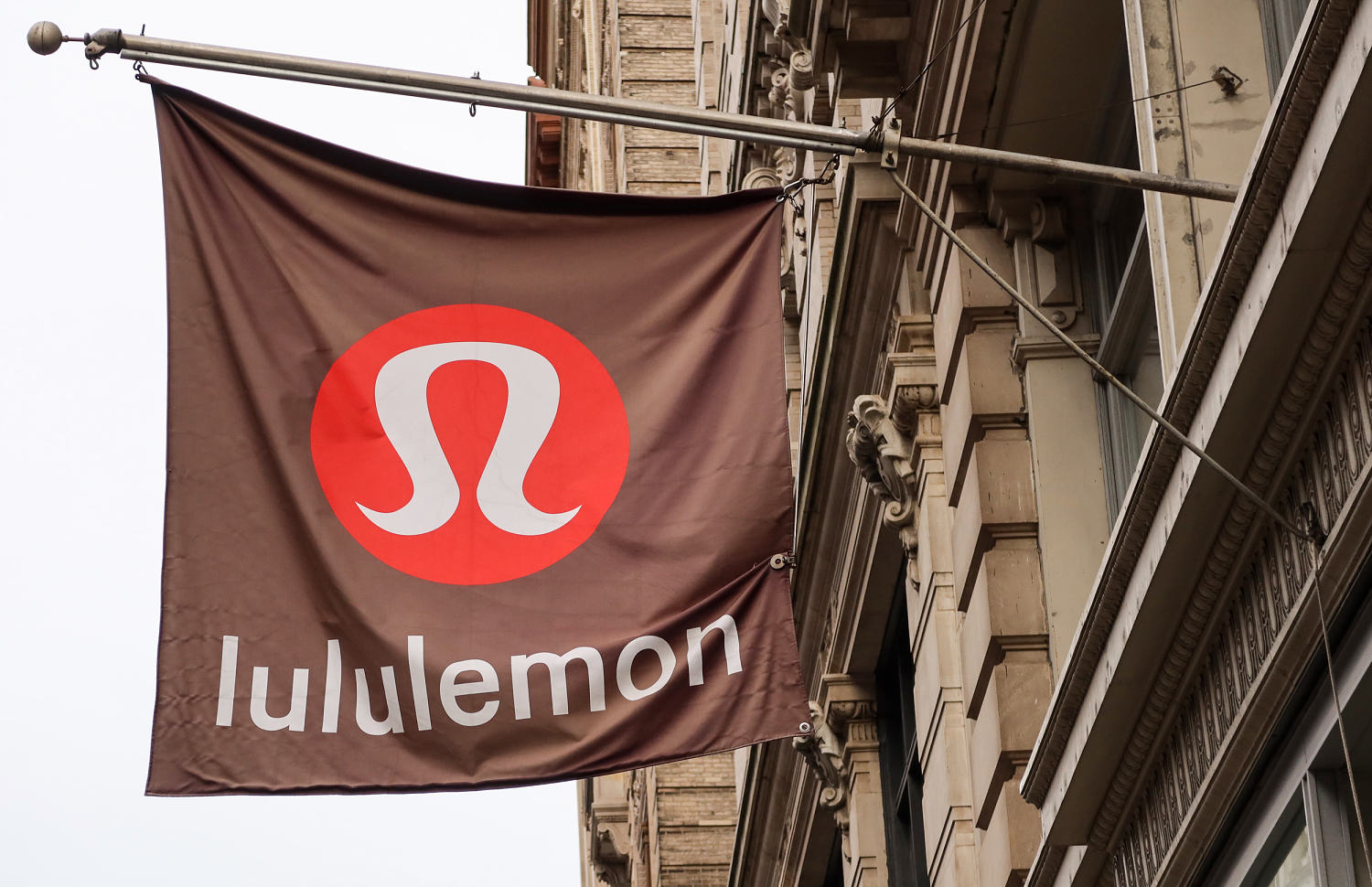 Couple accused of stealing nearly $1 million worth of Lululemon products across the country