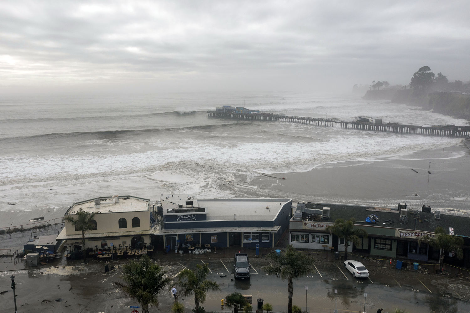 Powerful surf hits West Coast and Hawaii, flooding some low-lying areas 1