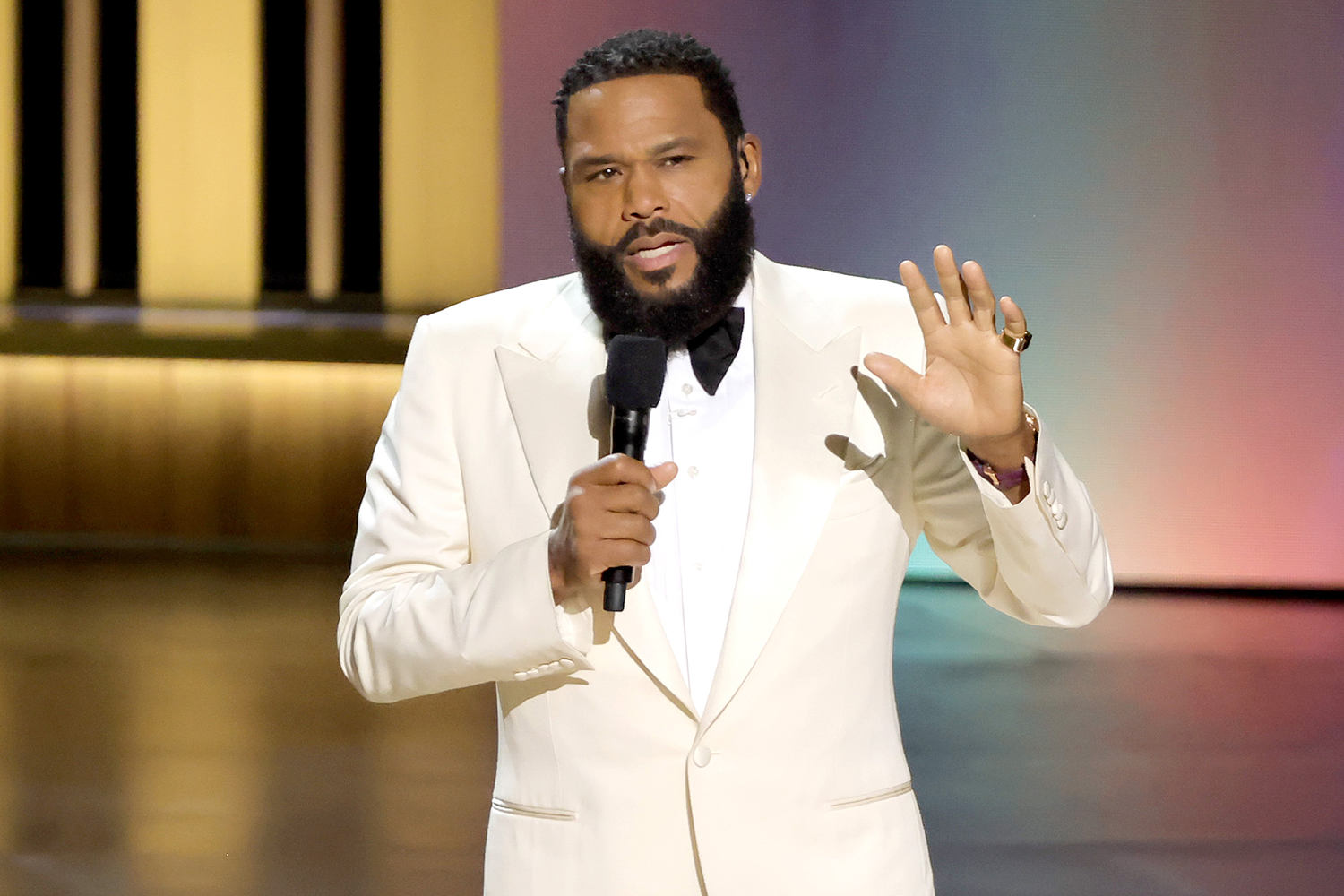 240116 anthony anderson hosts emmys ac 449p 2eec66