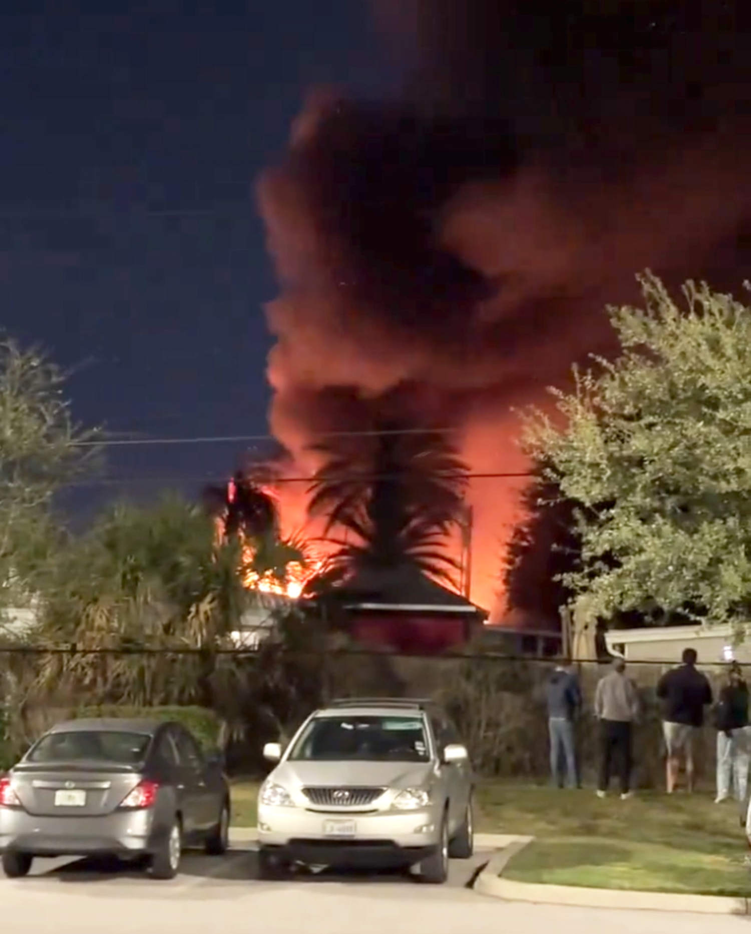 3 killed after small plane crashes into Florida mobile home park, FAA says