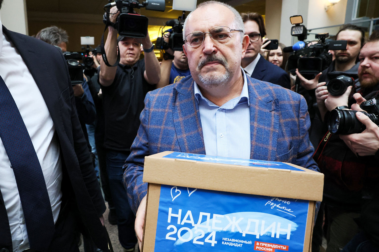 Pro-Kremlin blogger who turned on Putin is arrested as Russia steps up crackdown