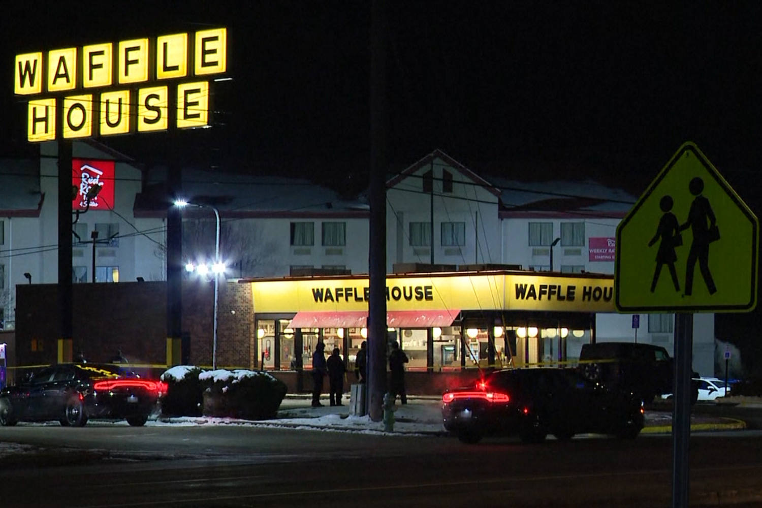 At least 1 dead, 5 injured in shooting at Indianapolis Waffle House