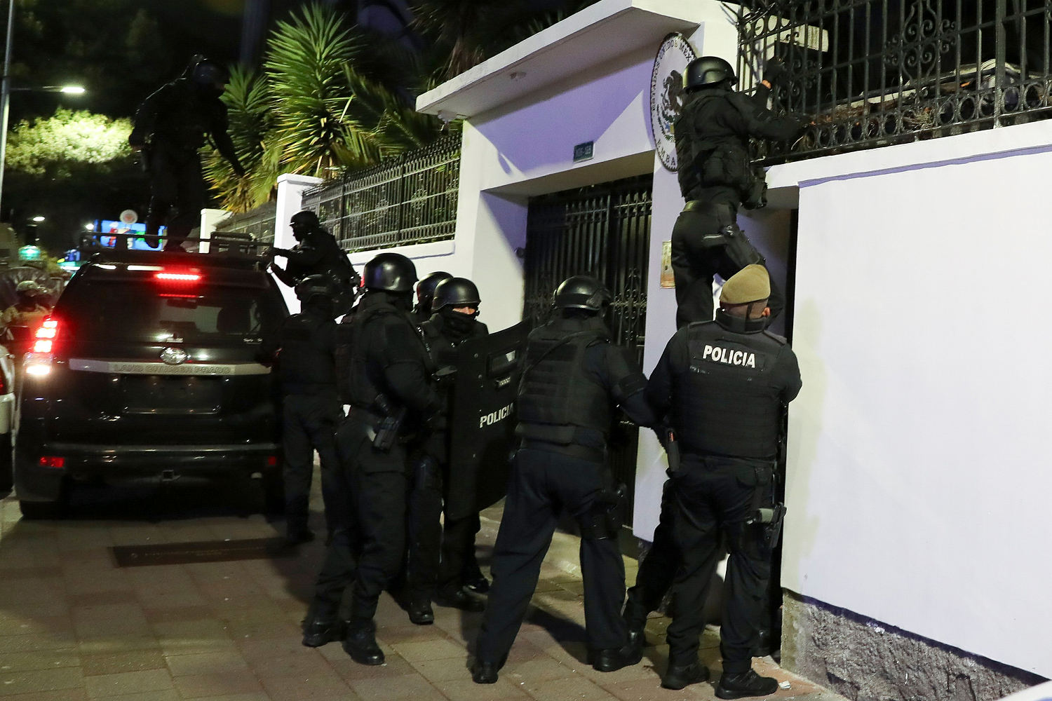 Mexico releases video of Ecuadorian police raiding its embassy in Quito