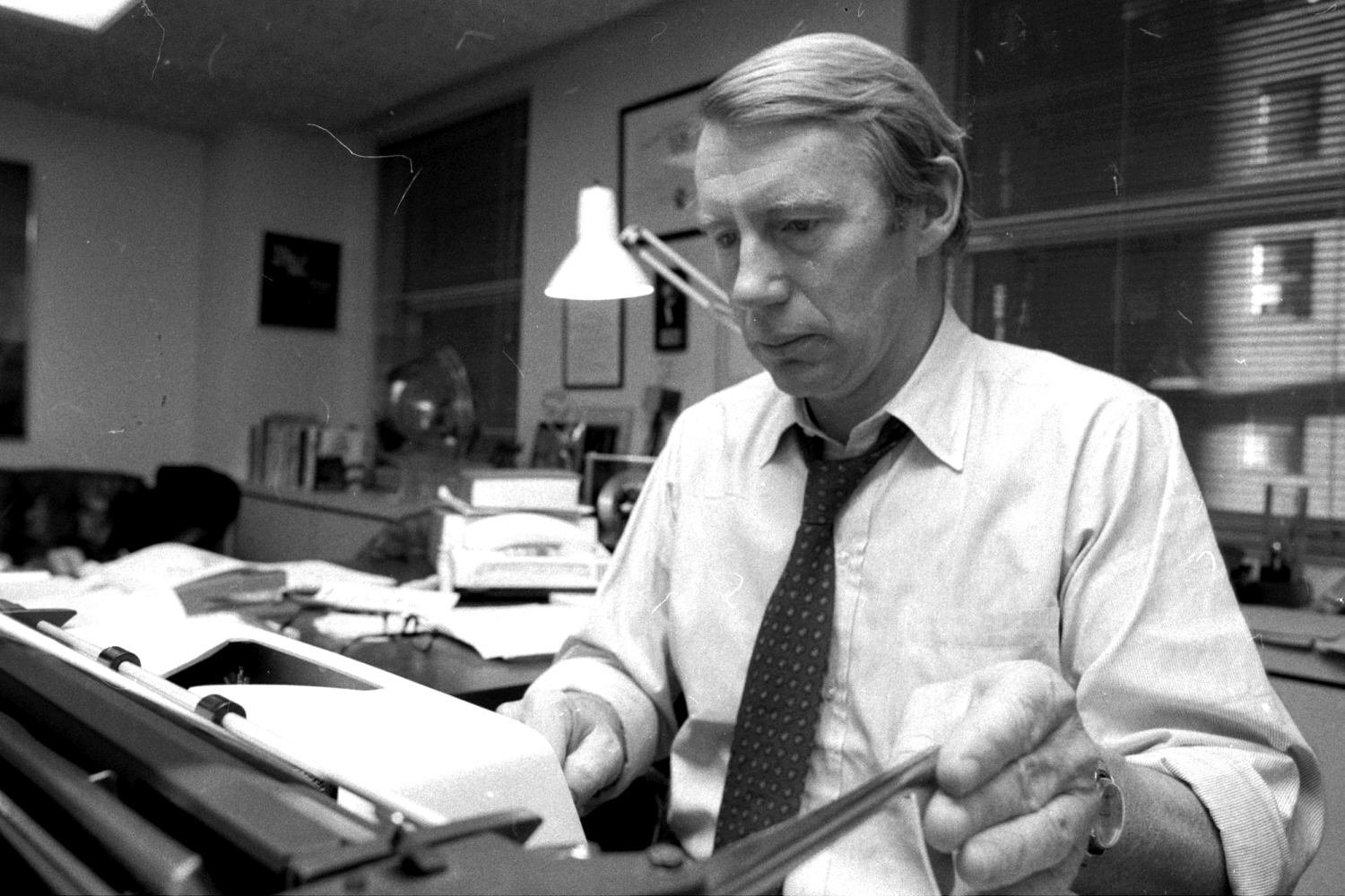 Robert MacNeil, creator and first anchor of PBS ‘NewsHour’ nightly newscast, dies at 93   