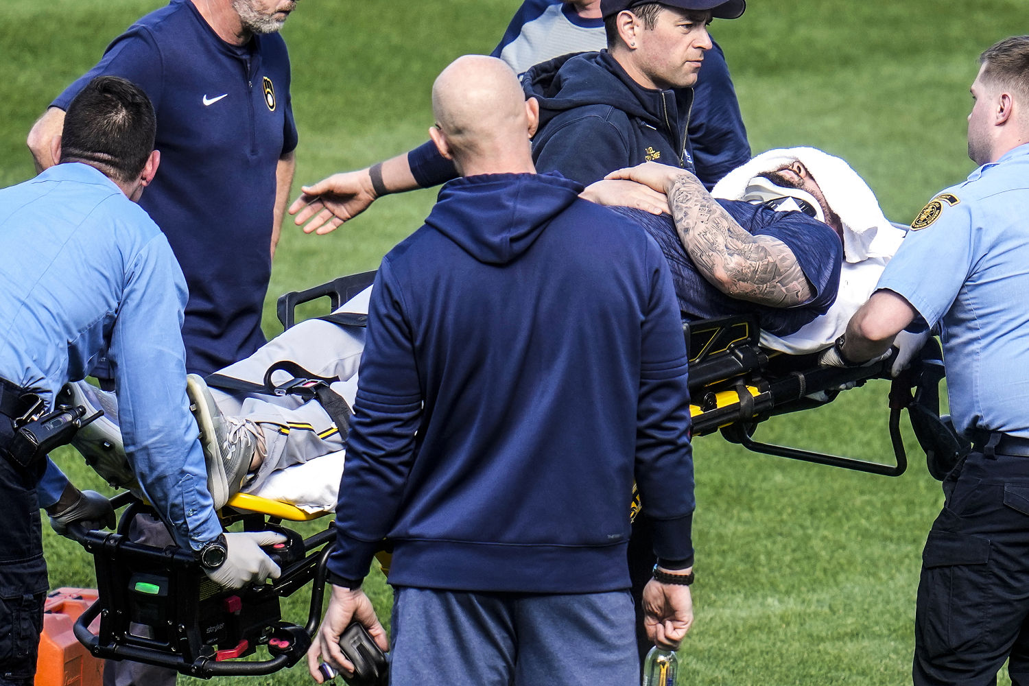 Brewers’ Jakob Junis hit in neck by line drive in batting practice, taken to hospital