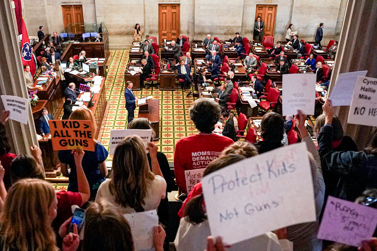 Tennessee Republicans agree to let teachers carry guns in schools