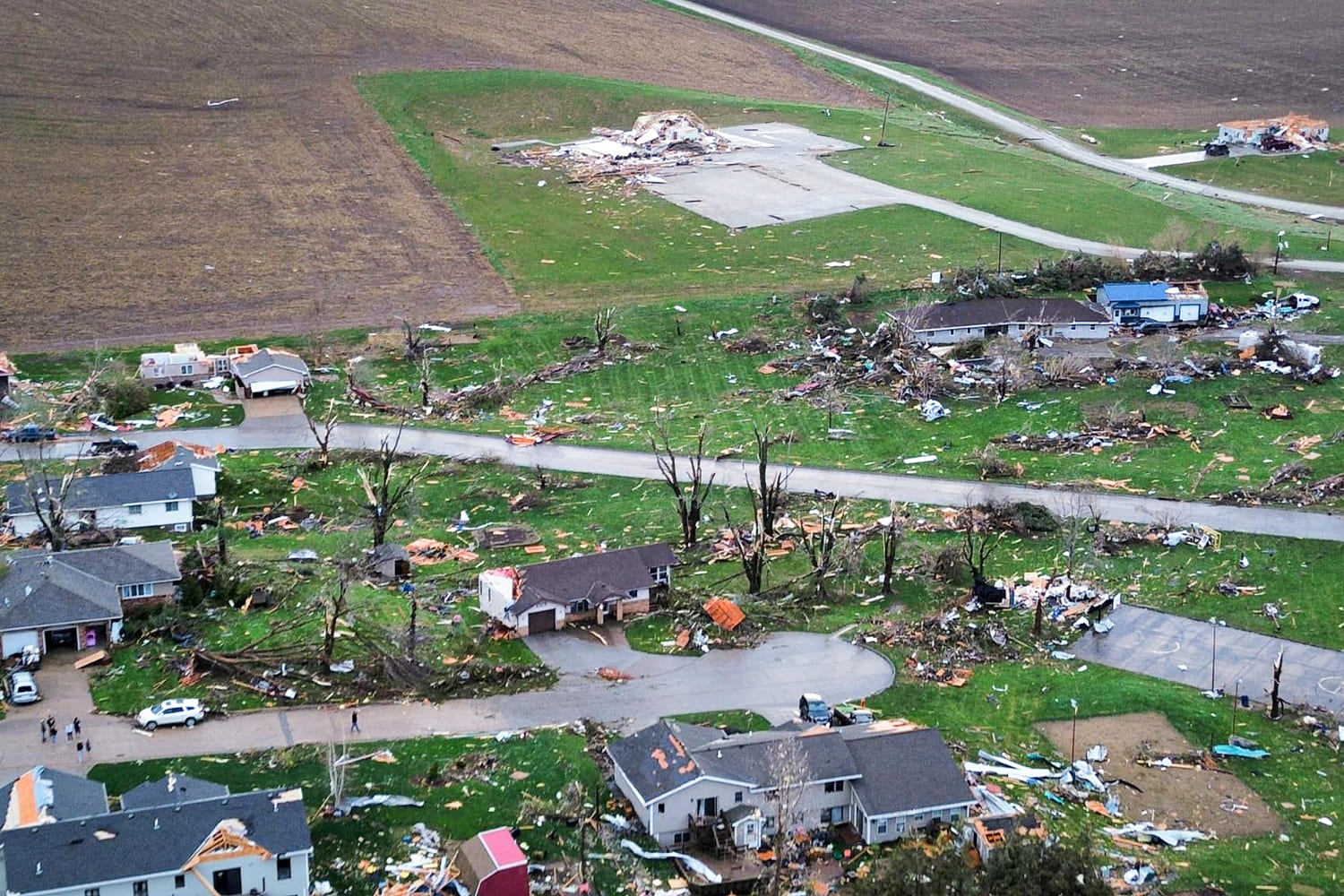 Midwest emerges from a night of tornadoes, storms, begins to assess destruction