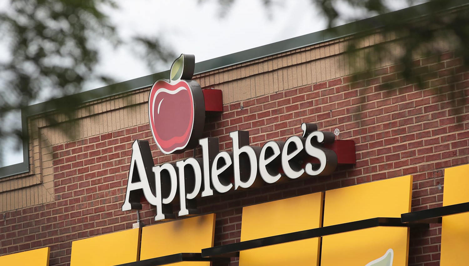 Applebee’s customer arrested after attempting to share ‘All You Can Eat’ deal with table