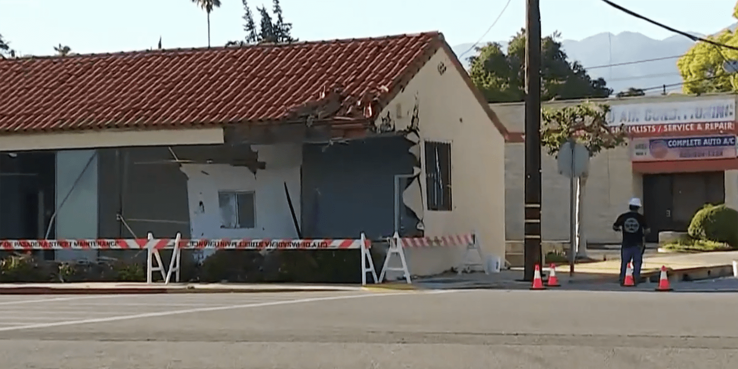 3 killed and 3 hurt when car flies into power pole, knocking out electricity in Pasadena, California