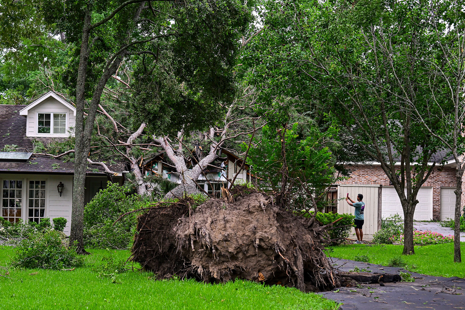 7 dead in Houston area after storms, 100 mph winds