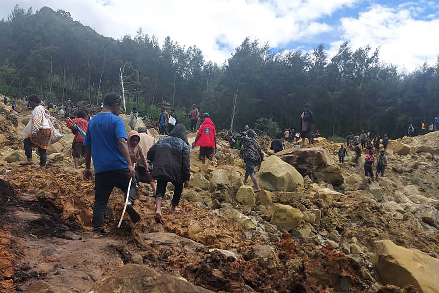 More than 670 feared dead after huge landslide in Papua New Guinea 